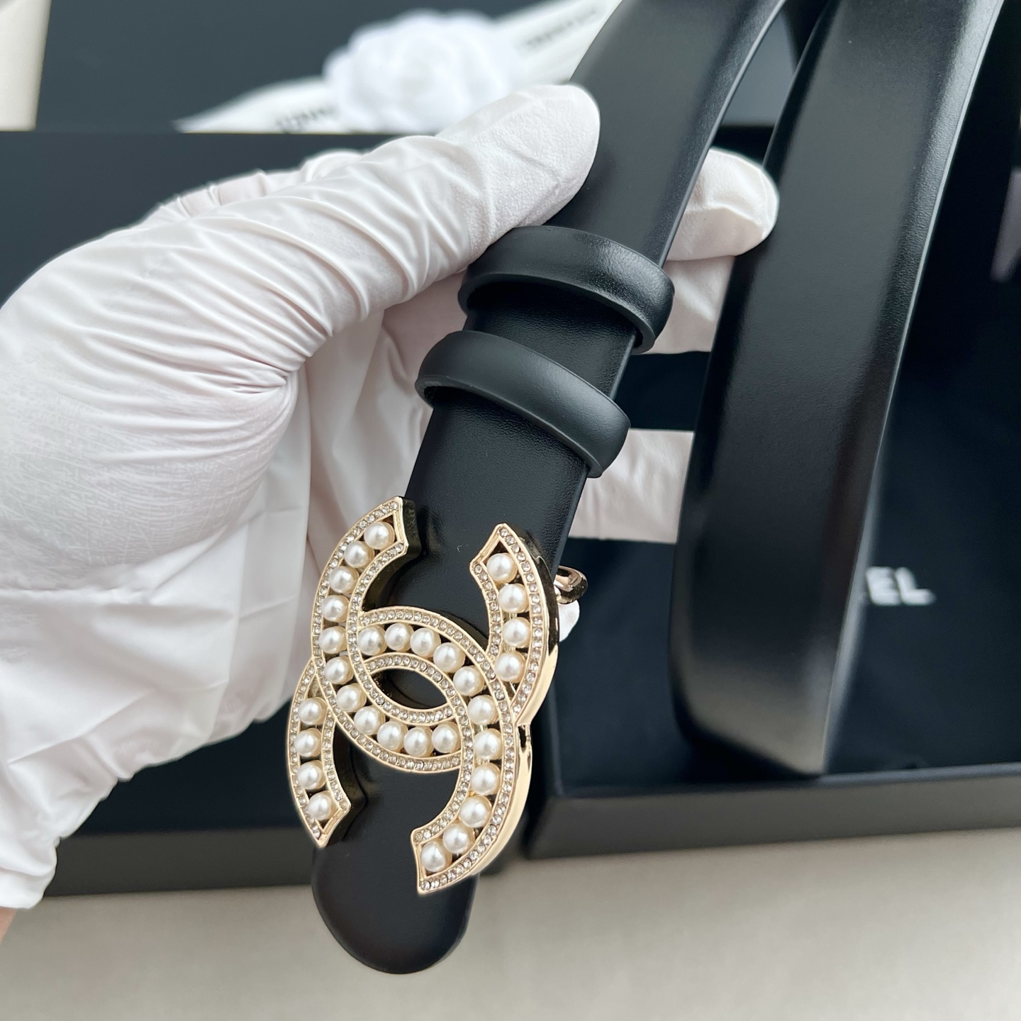 🎐 Chanel 🎐（香奈儿） 采用高光小牛面哑光小牛底➕纯铜精品扣头打造 柔软细腻，时尚休闲易搭配，商务百搭大方，简约
