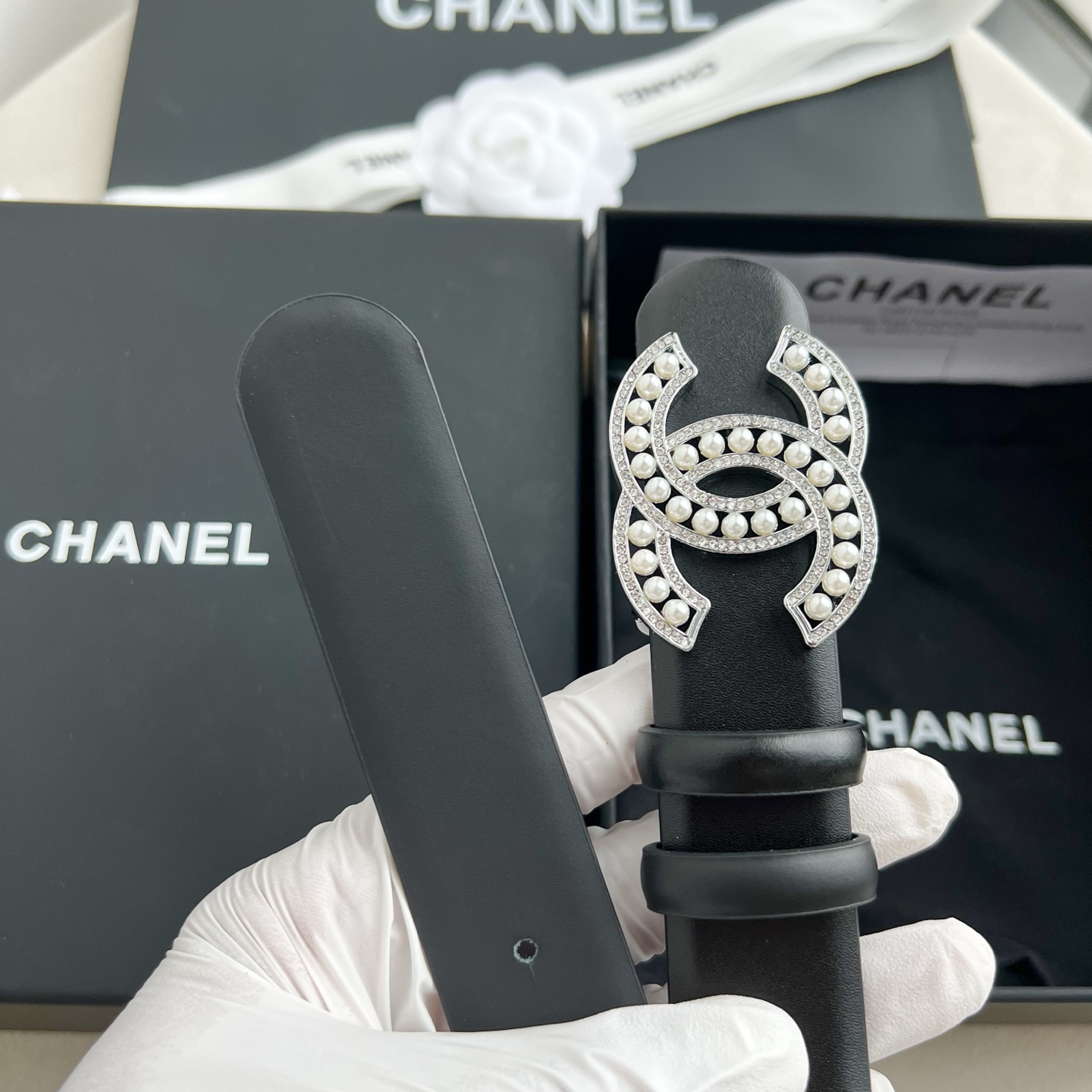 🎐 Chanel 🎐（香奈儿） 采用高光小牛面哑光小牛底➕纯铜精品扣头打造 柔软细腻，时尚休闲易搭配，商务百搭大方，简约