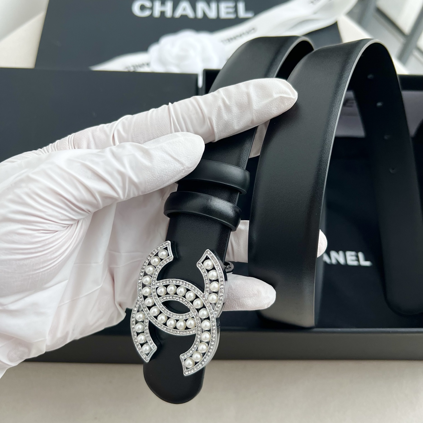 🎐 Chanel 🎐（香奈儿） 采用高光小牛面哑光小牛底➕纯铜精品扣头打造 柔软细腻，时尚休闲易搭配，商务百搭大方，简约
