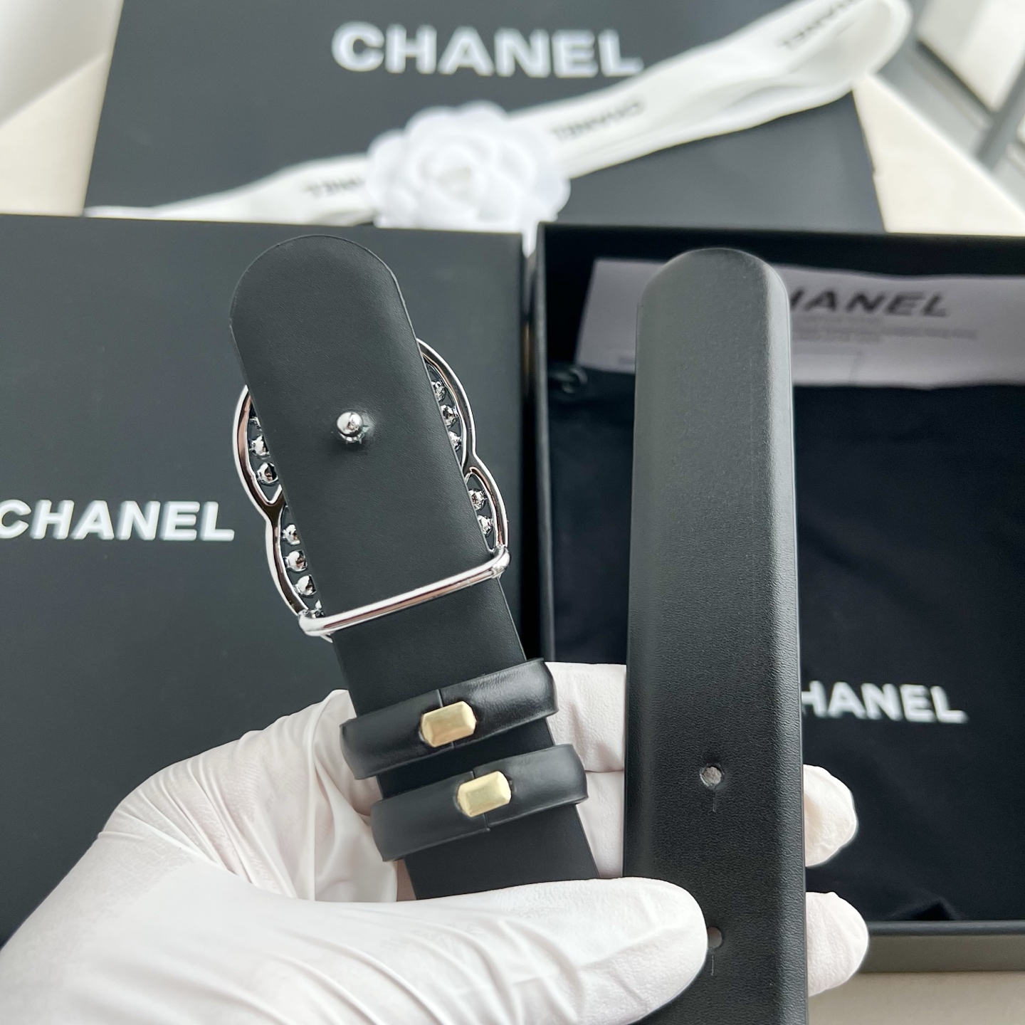 🎐 Chanel 🎐（香奈儿） 采用高光小牛面哑光小牛底➕纯铜精品扣头打造 柔软细腻，时尚休闲易搭配，商务百搭大方，简约