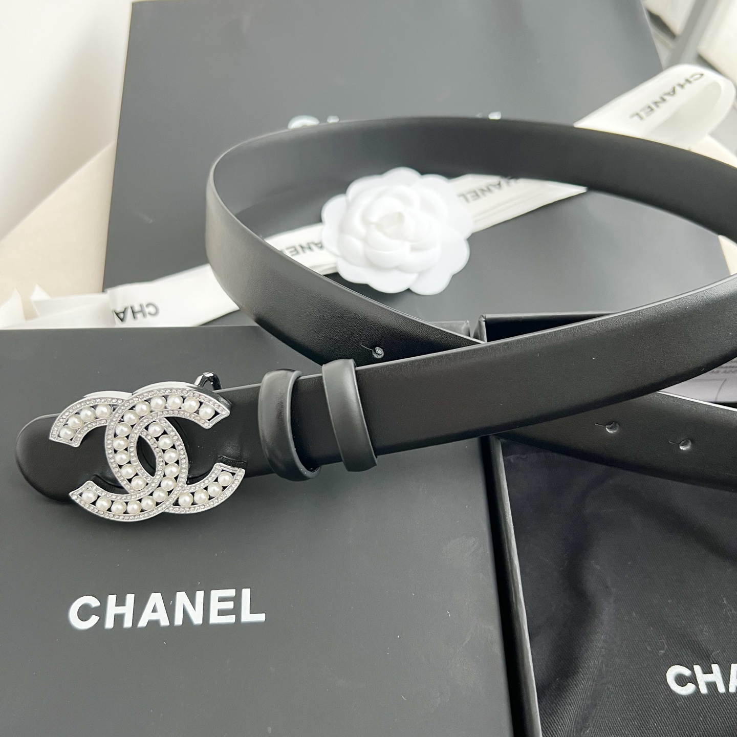 🎐 Chanel 🎐（香奈儿） 采用高光小牛面哑光小牛底➕纯铜精品扣头打造 柔软细腻，时尚休闲易搭配，商务百搭大方，简约