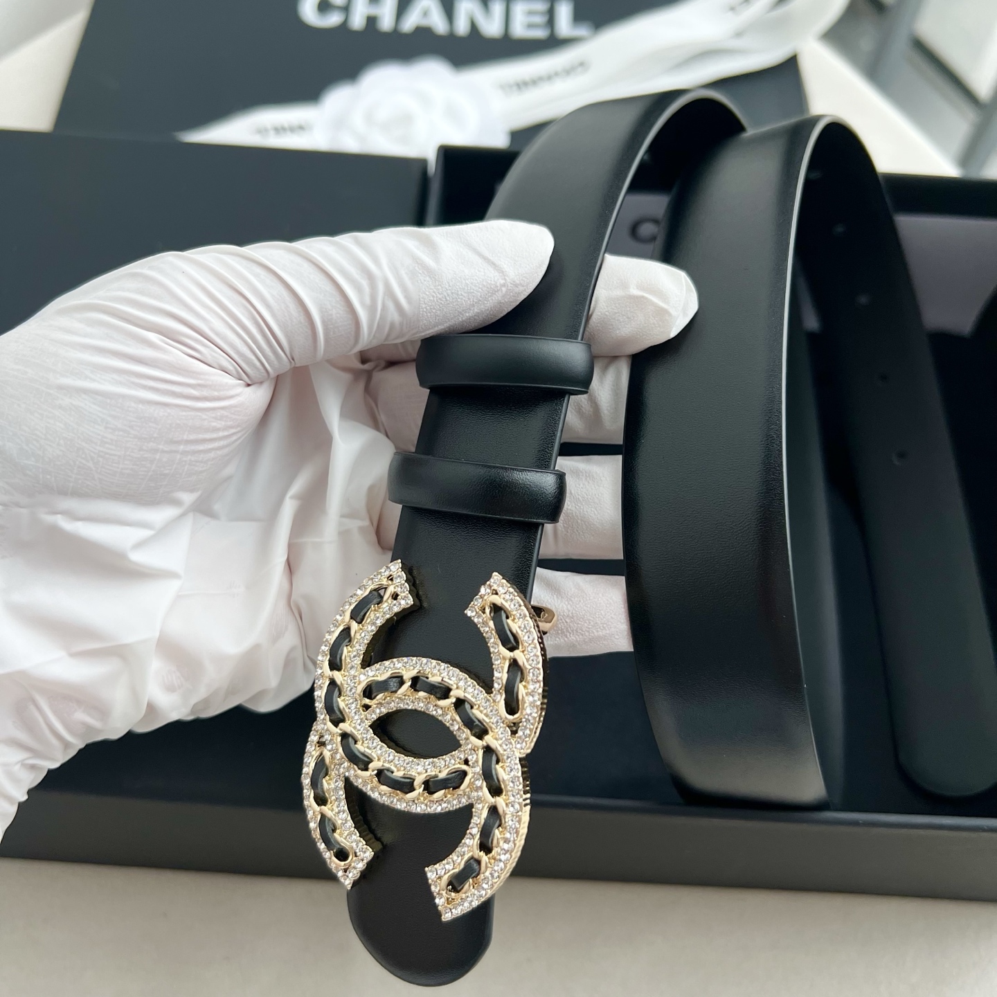 🎐 Chanel 🎐（香奈儿） 采用高光小牛面哑光小牛底➕纯铜精品扣头打造 柔软细腻，时尚休闲易搭配，商务百搭大方，简约