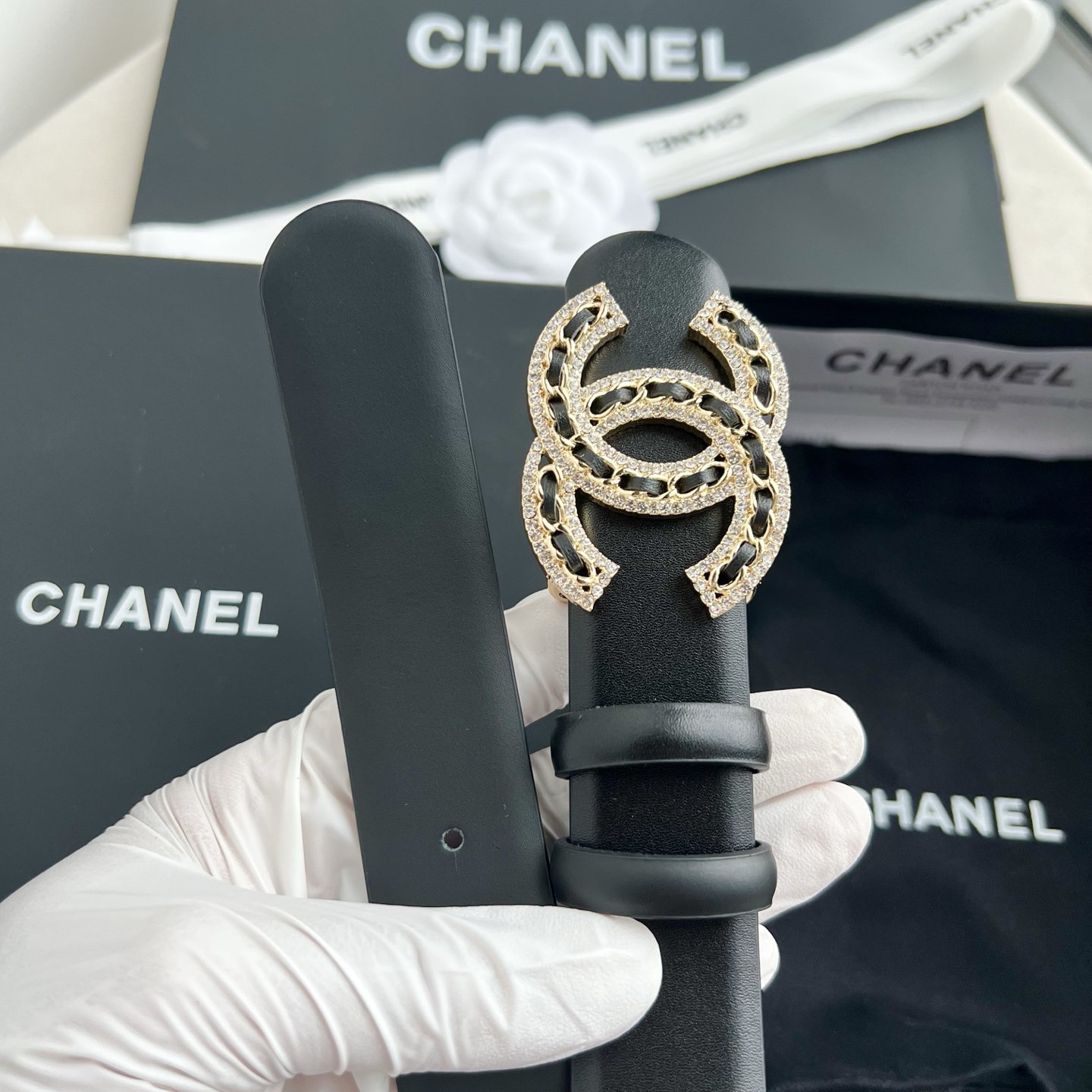🎐 Chanel 🎐（香奈儿） 采用高光小牛面哑光小牛底➕纯铜精品扣头打造 柔软细腻，时尚休闲易搭配，商务百搭大方，简约
