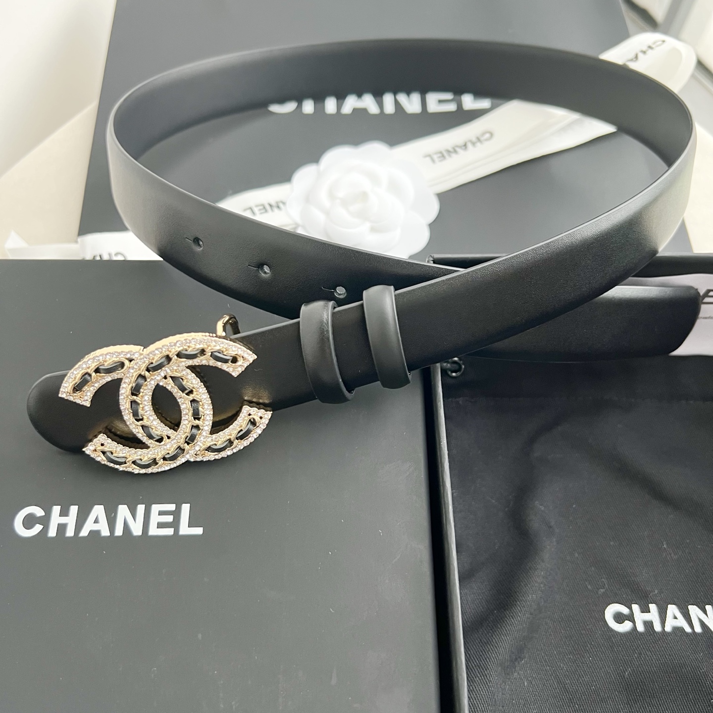 🎐 Chanel 🎐（香奈儿） 采用高光小牛面哑光小牛底➕纯铜精品扣头打造 柔软细腻，时尚休闲易搭配，商务百搭大方，简约