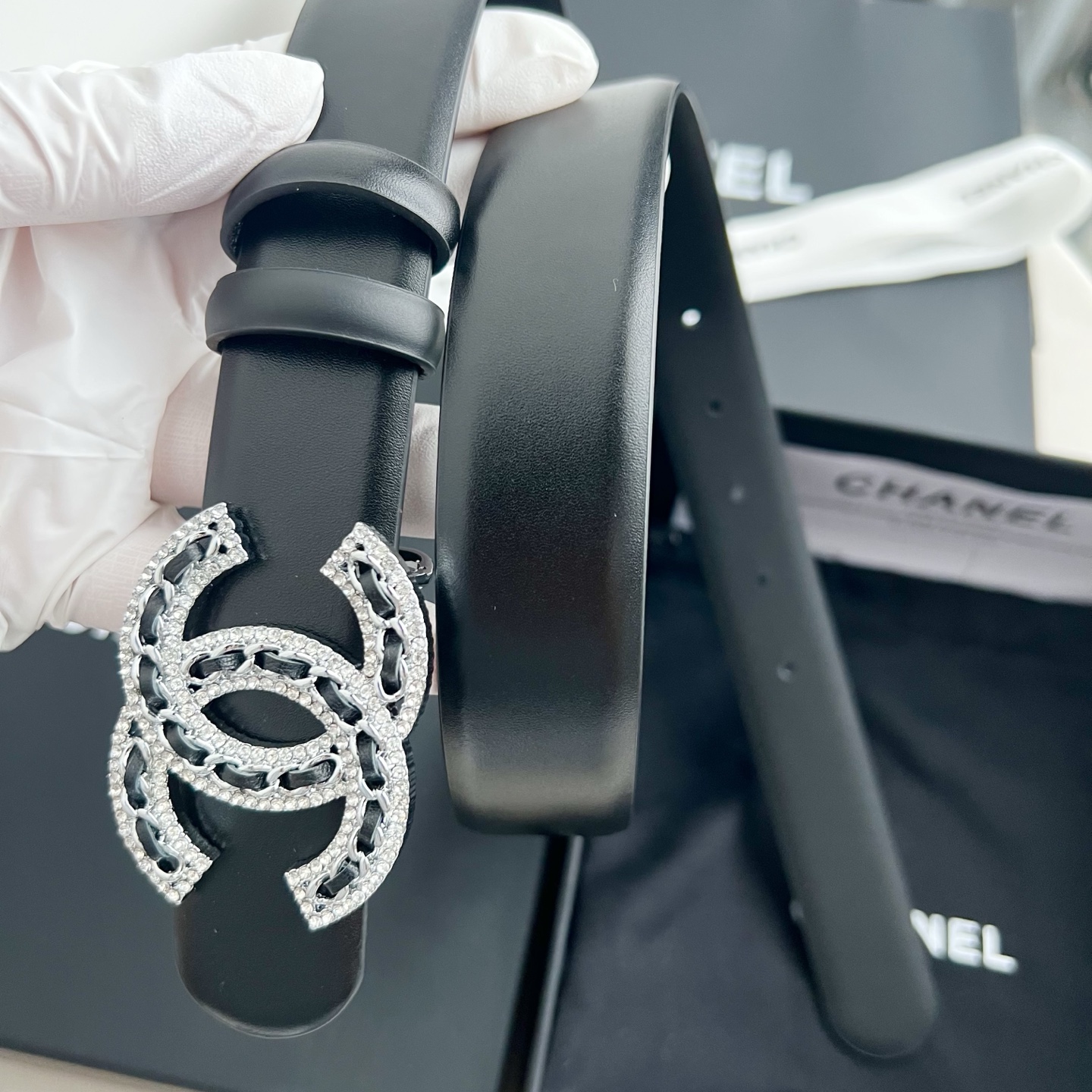 🎐 Chanel 🎐（香奈儿） 采用高光小牛面哑光小牛底➕纯铜精品扣头打造 柔软细腻，时尚休闲易搭配，商务百搭大方，简约