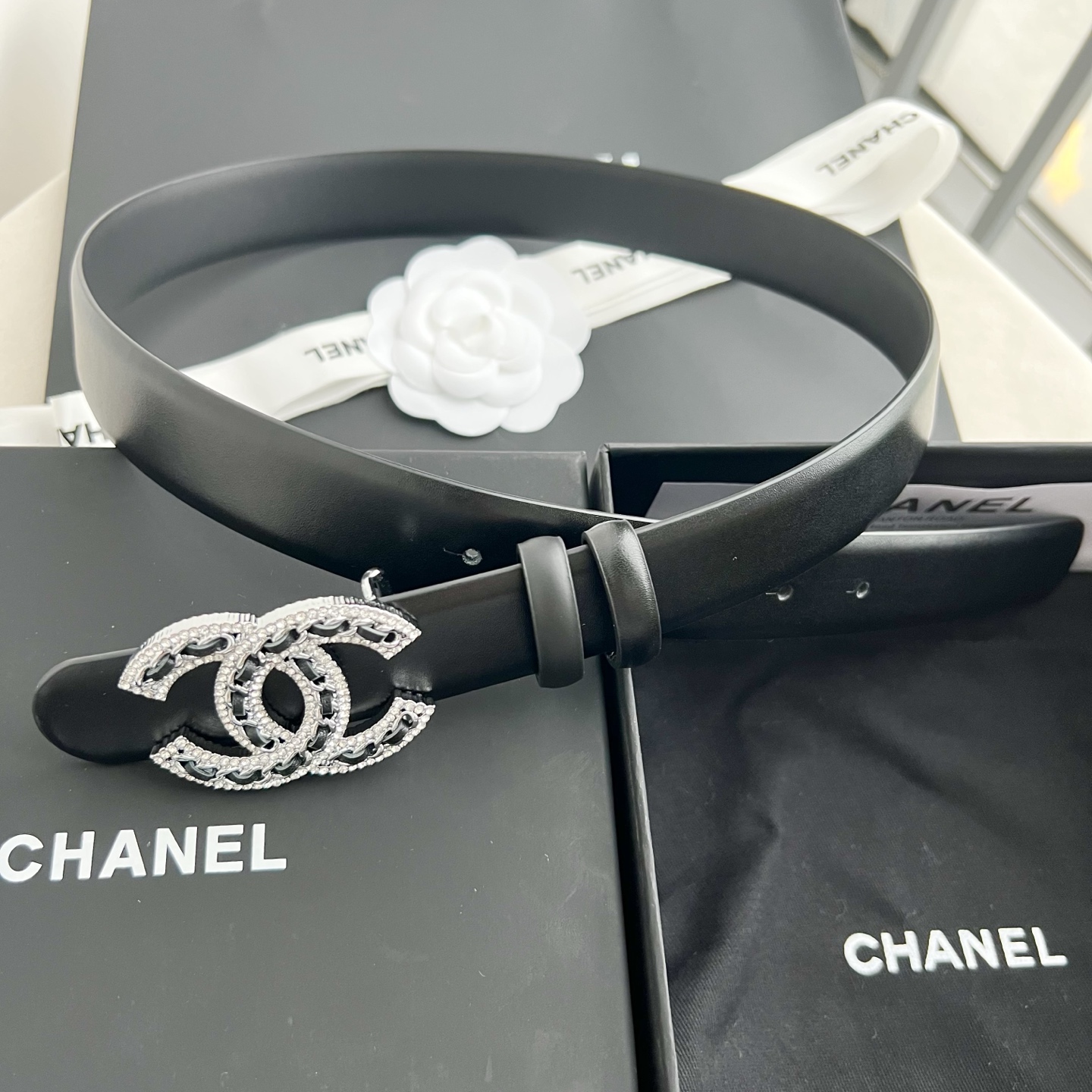 🎐 Chanel 🎐（香奈儿） 采用高光小牛面哑光小牛底➕纯铜精品扣头打造 柔软细腻，时尚休闲易搭配，商务百搭大方，简约