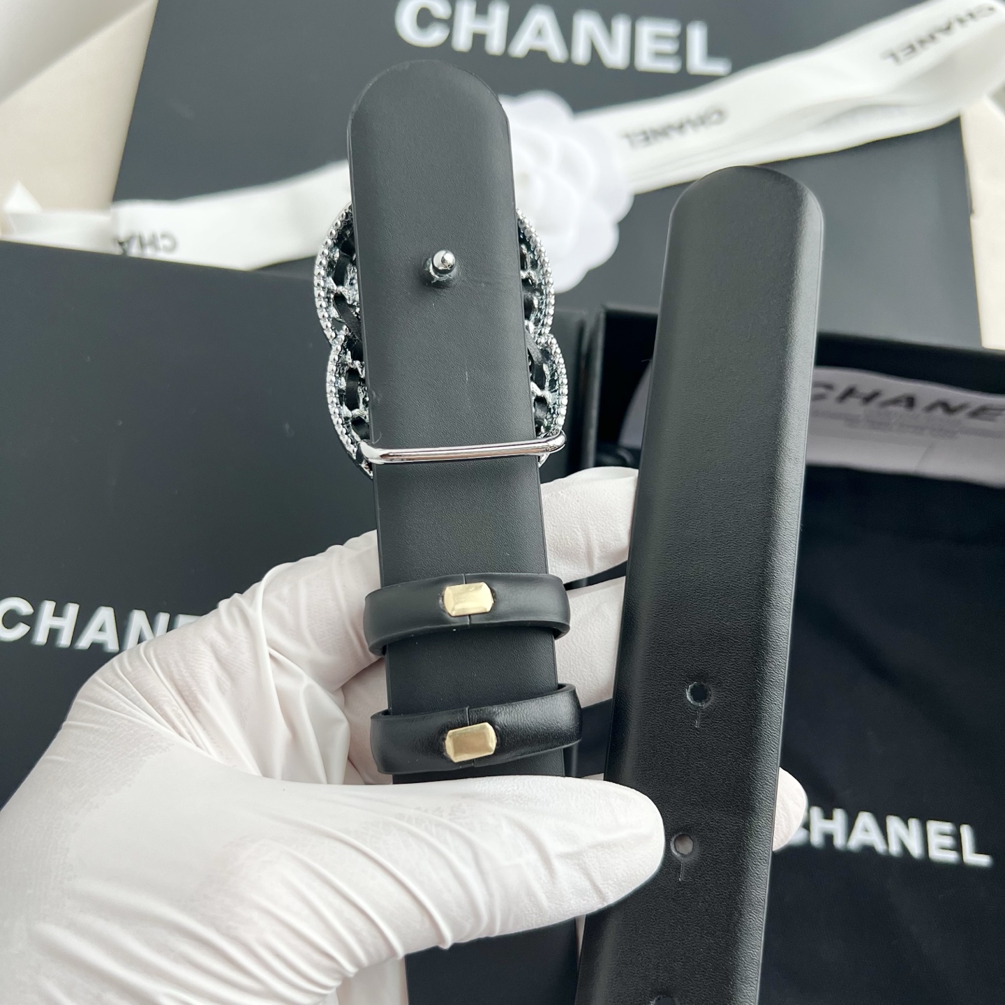 🎐 Chanel 🎐（香奈儿） 采用高光小牛面哑光小牛底➕纯铜精品扣头打造 柔软细腻，时尚休闲易搭配，商务百搭大方，简约