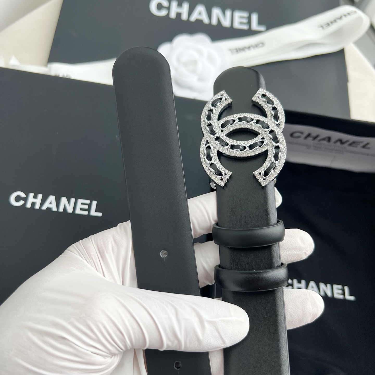 🎐 Chanel 🎐（香奈儿） 采用高光小牛面哑光小牛底➕纯铜精品扣头打造 柔软细腻，时尚休闲易搭配，商务百搭大方，简约