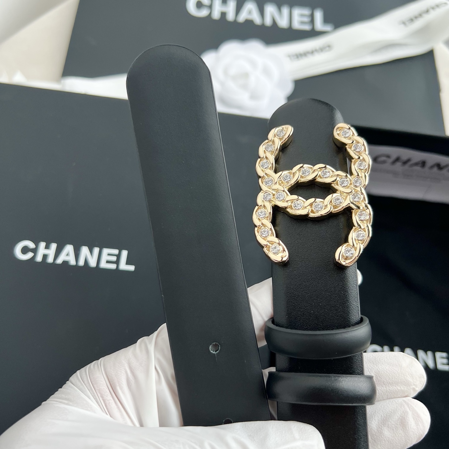 🎐 Chanel 🎐（香奈儿） 采用高光小牛面哑光小牛底➕纯铜精品扣头打造 柔软细腻，时尚休闲易搭配，商务百搭大方，简约