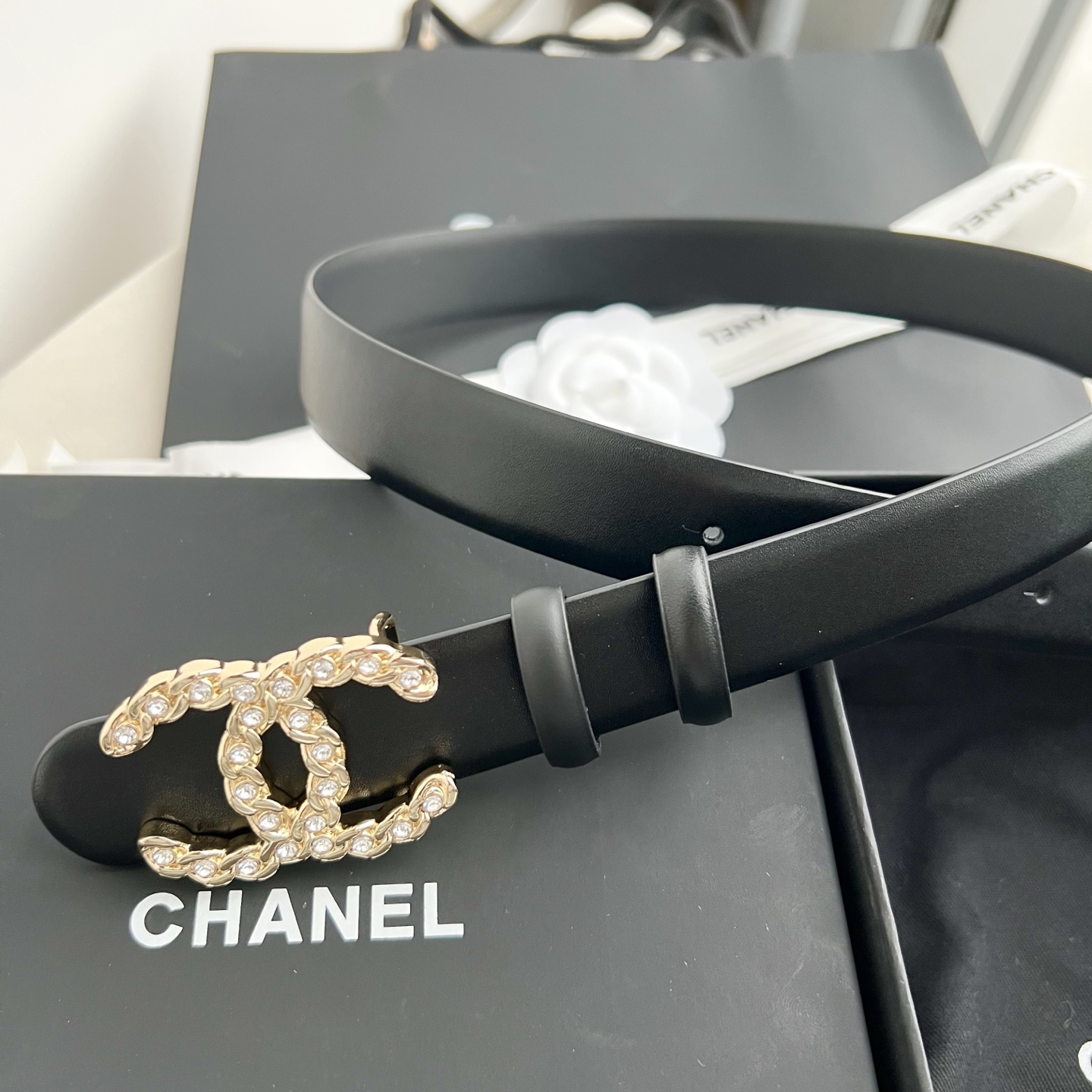 🎐 Chanel 🎐（香奈儿） 采用高光小牛面哑光小牛底➕纯铜精品扣头打造 柔软细腻，时尚休闲易搭配，商务百搭大方，简约