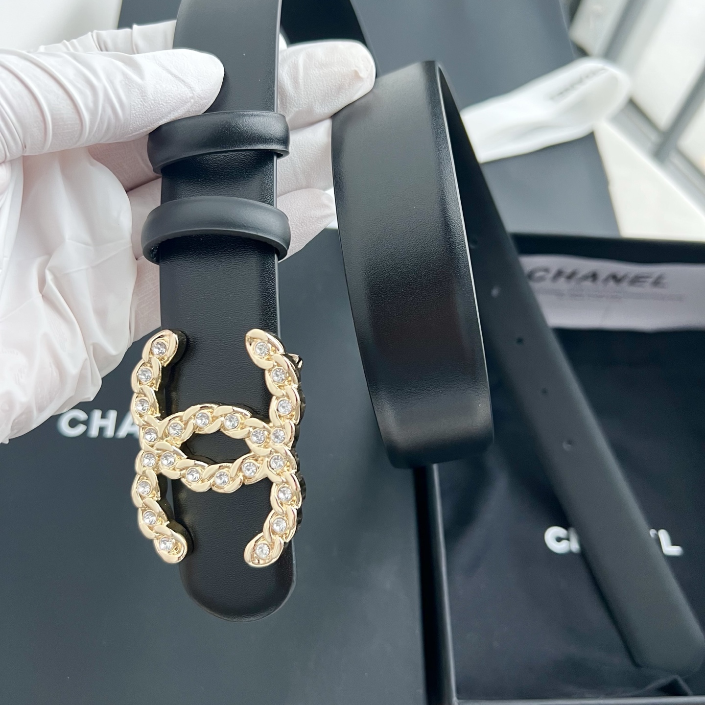 🎐 Chanel 🎐（香奈儿） 采用高光小牛面哑光小牛底➕纯铜精品扣头打造 柔软细腻，时尚休闲易搭配，商务百搭大方，简约
