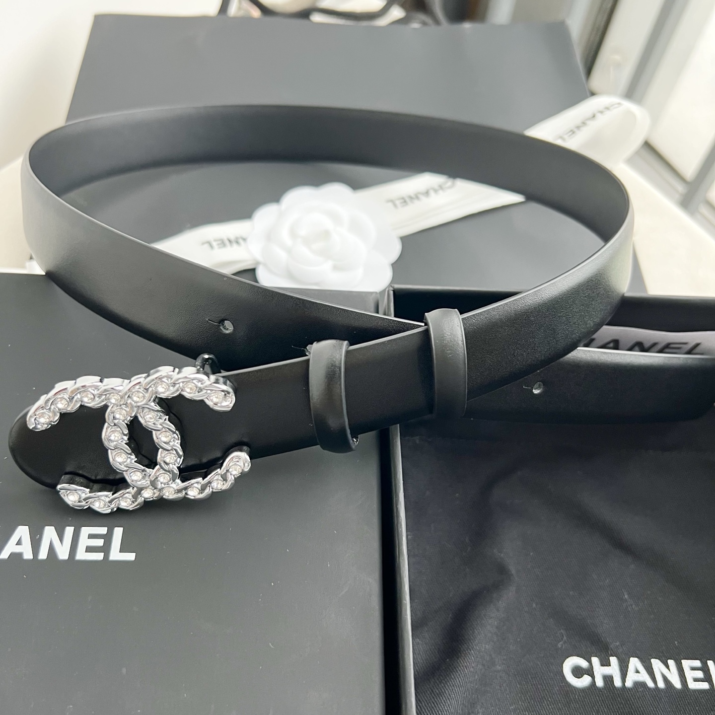 🎐 Chanel 🎐（香奈儿） 采用高光小牛面哑光小牛底➕纯铜精品扣头打造 柔软细腻，时尚休闲易搭配，商务百搭大方，简约