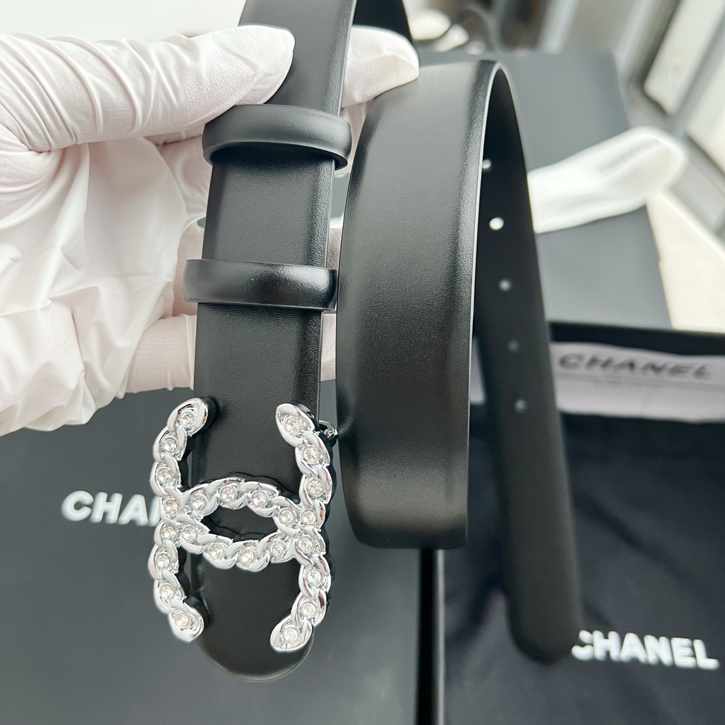 🎐 Chanel 🎐（香奈儿） 采用高光小牛面哑光小牛底➕纯铜精品扣头打造 柔软细腻，时尚休闲易搭配，商务百搭大方，简约