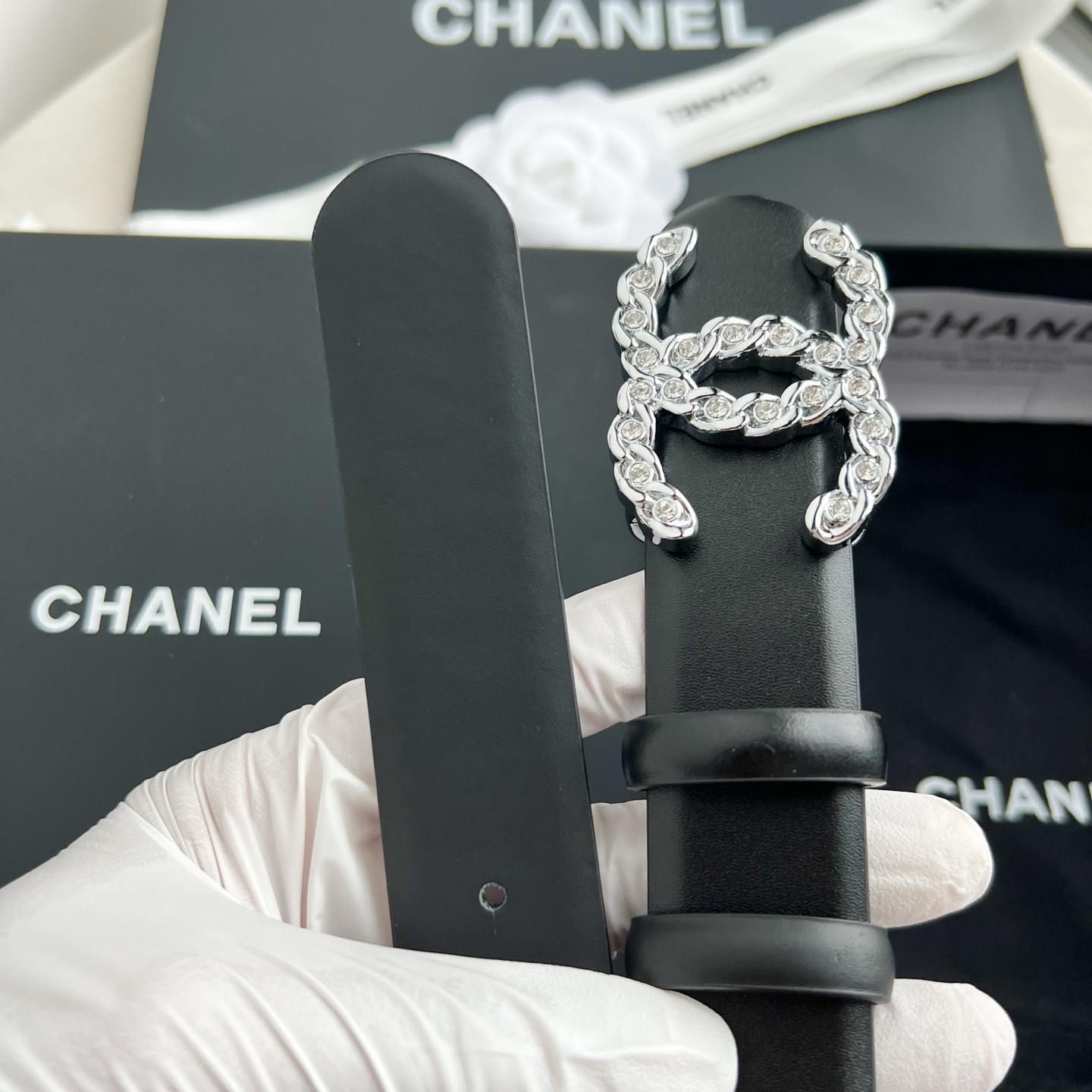 🎐 Chanel 🎐（香奈儿） 采用高光小牛面哑光小牛底➕纯铜精品扣头打造 柔软细腻，时尚休闲易搭配，商务百搭大方，简约