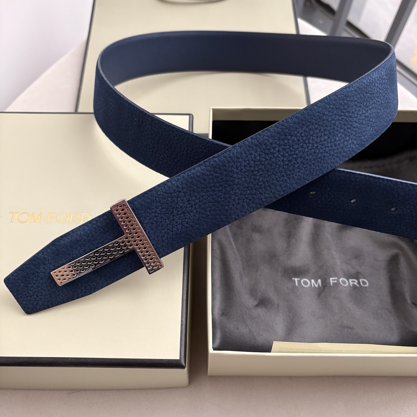 TF绒面togo纹面小牛纹底，亮光双层扣头，男士们所需的高级精品配饰 为大家带来一款渠道牛货！ 3.8cm