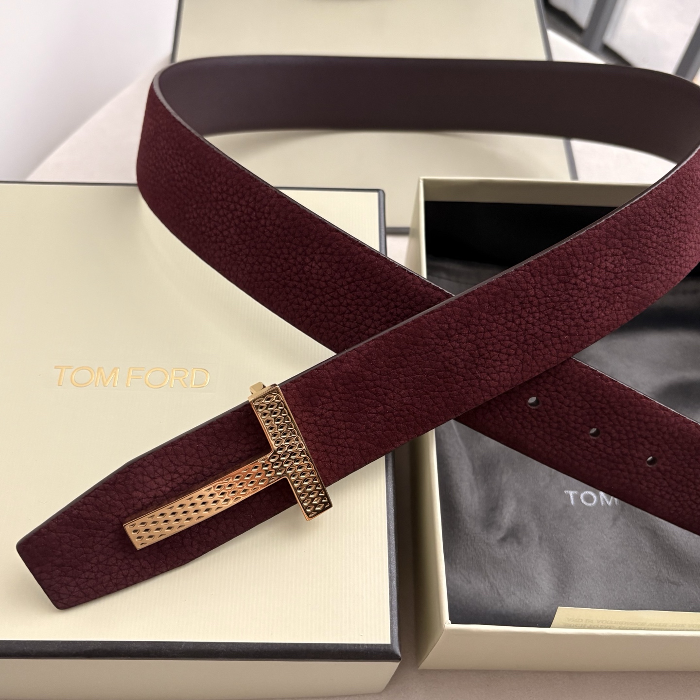 TF绒面togo纹面小牛纹底，亮光双层扣头，男士们所需的高级精品配饰 为大家带来一款渠道牛货！ 3.8cm