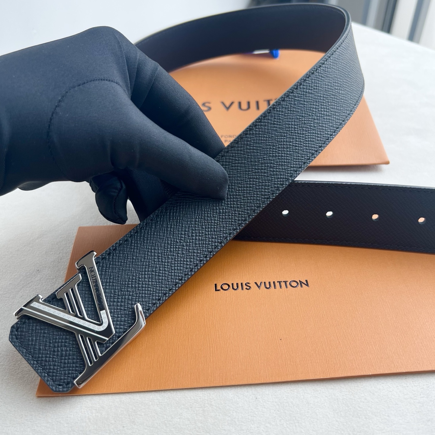 LV Dimension 4.0腰带将经典格调引入新颖尺幅设计。大手掌纹LV 字母、与纤秀 LV 字母搭扣相映成趣，令品