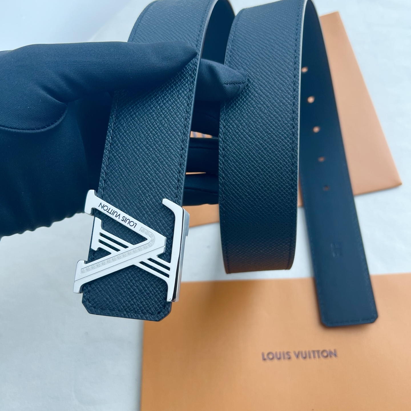LV Dimension 4.0腰带将经典格调引入新颖尺幅设计。大手掌纹LV 字母、与纤秀 LV 字母搭扣相映成趣，令品