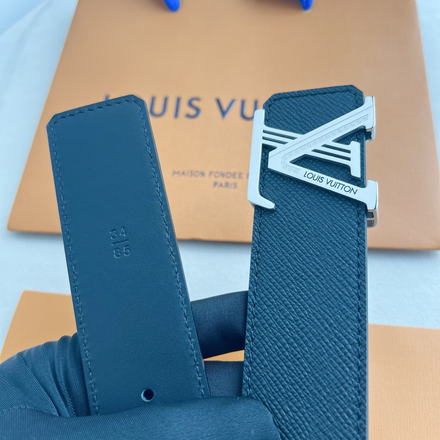LV Dimension 4.0腰带将经典格调引入新颖尺幅设计。大手掌纹LV 字母、与纤秀 LV 字母搭扣相映成趣，令品