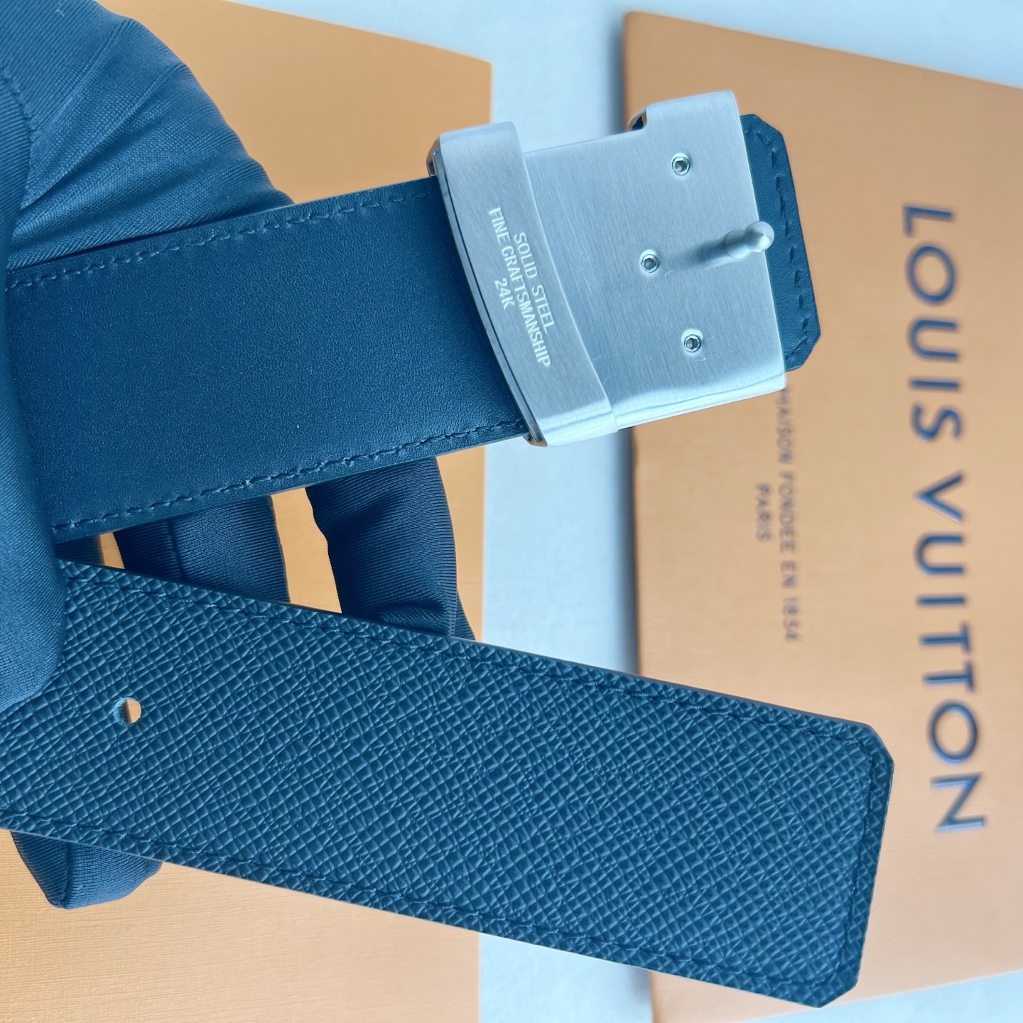 LV Dimension 4.0腰带将经典格调引入新颖尺幅设计。大手掌纹LV 字母、与纤秀 LV 字母搭扣相映成趣，令品