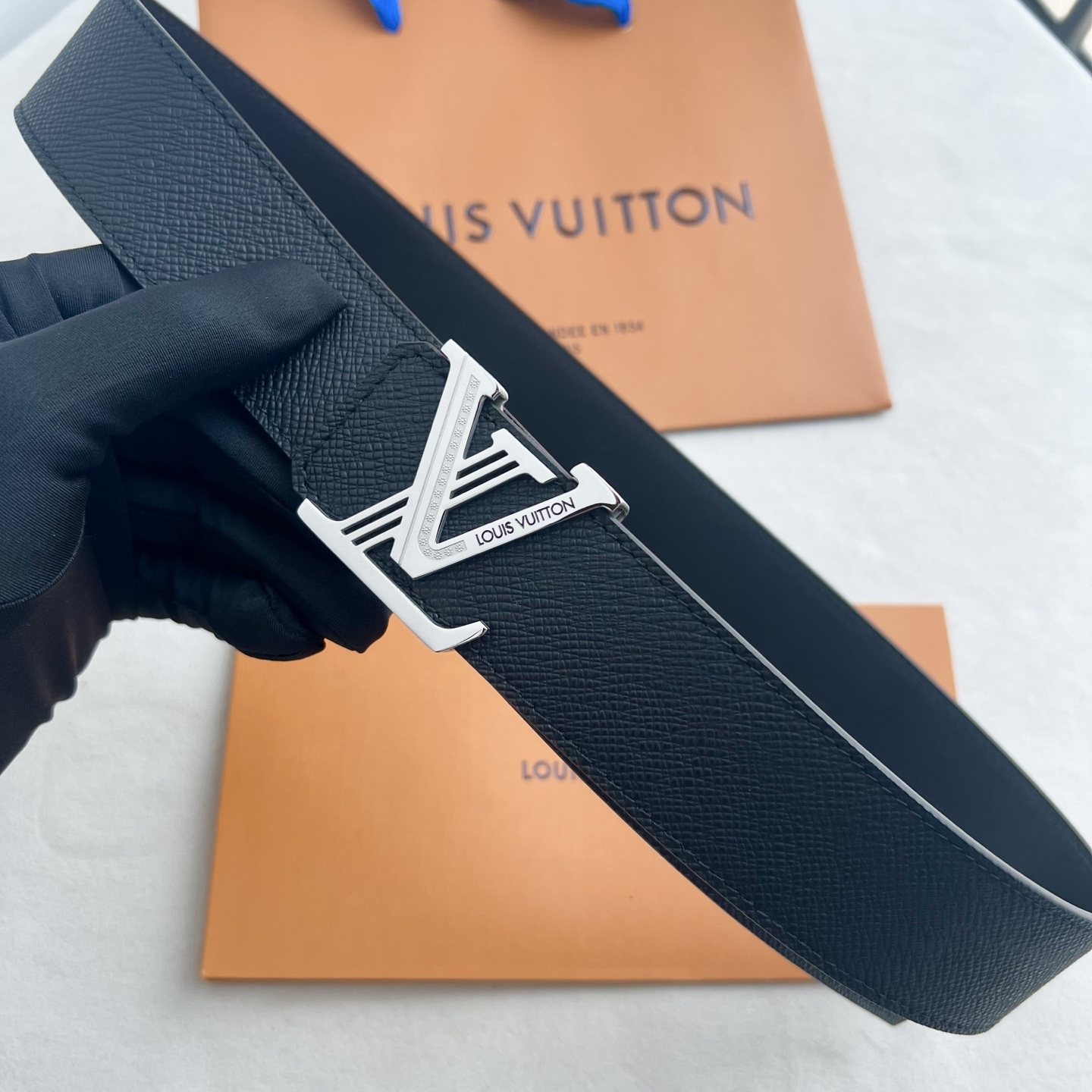 LV Dimension 4.0腰带将经典格调引入新颖尺幅设计。大手掌纹LV 字母、与纤秀 LV 字母搭扣相映成趣,令品 LV Dimension 4.0腰带将经典格调引入新颖尺幅设计。大手掌纹LV 字母、与纤秀 LV 字母搭扣相映成趣,令品