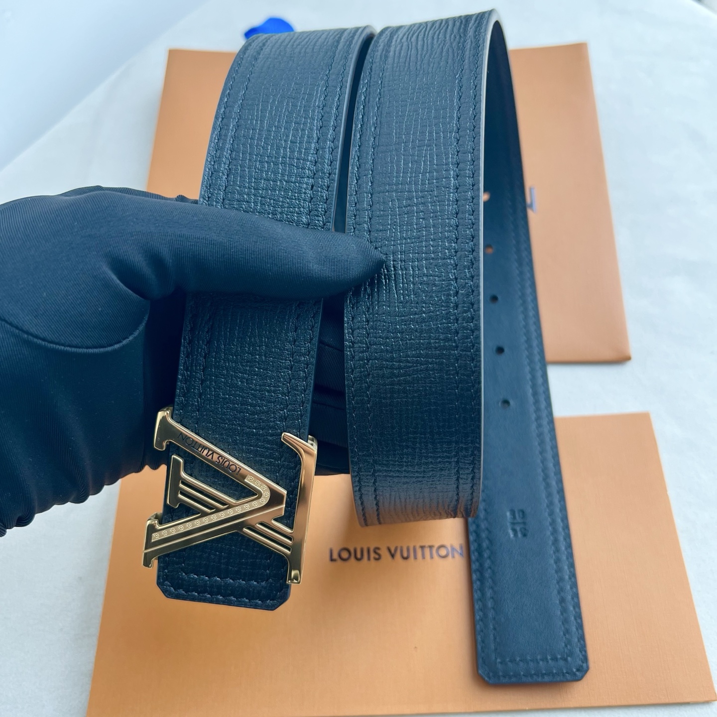 LV Dimension 4.0腰带将经典格调引入新颖尺幅设计。万变纹LV 字母、与纤秀 LV 字母搭扣相映成趣，令品牌