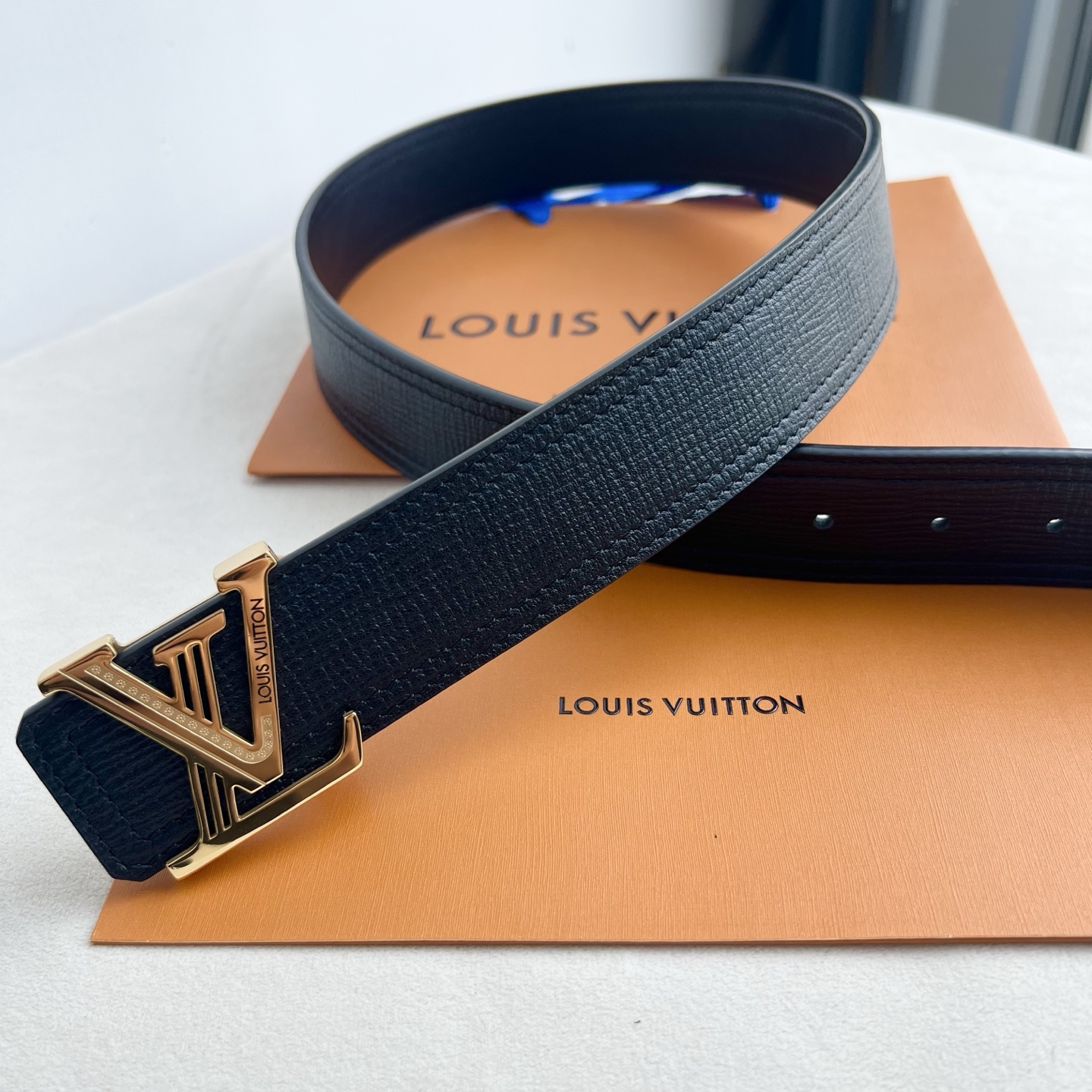 LV Dimension 4.0腰带将经典格调引入新颖尺幅设计。万变纹LV 字母、与纤秀 LV 字母搭扣相映成趣，令品牌