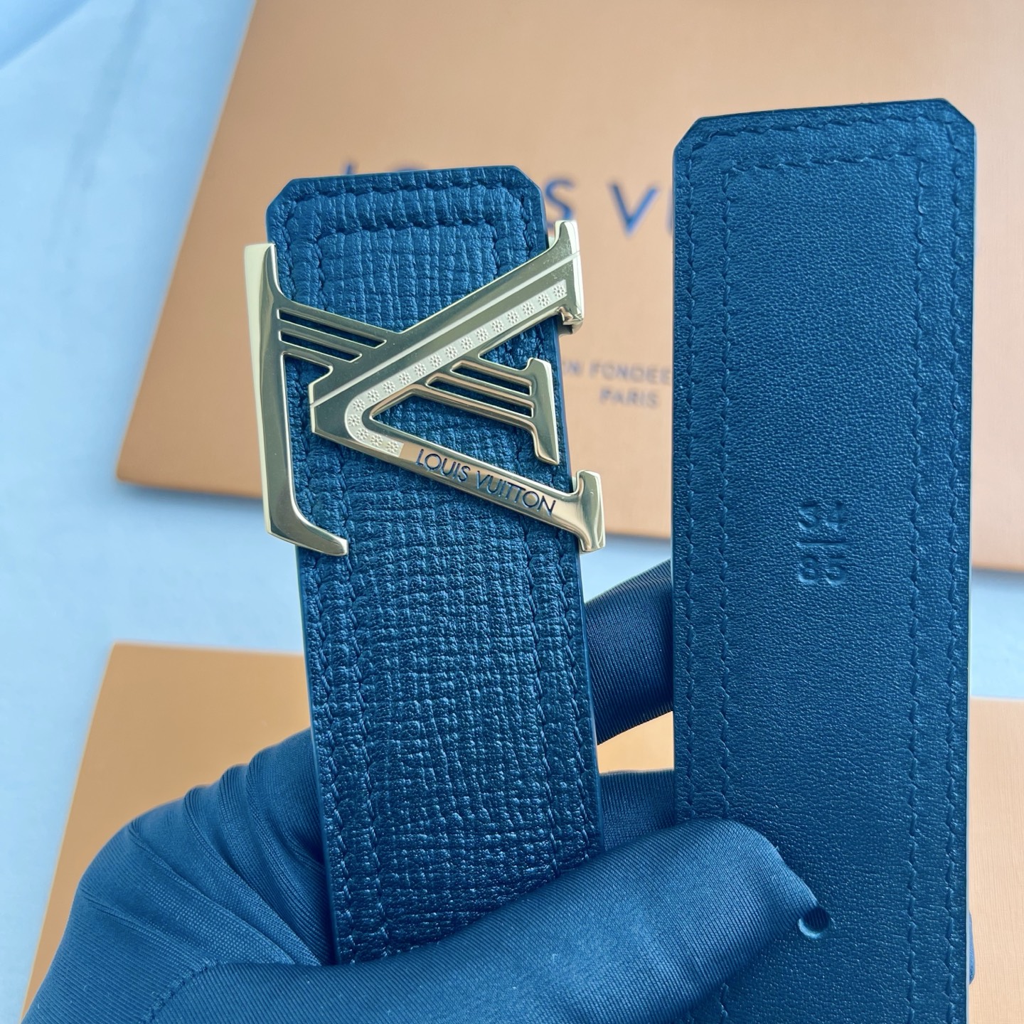 LV Dimension 4.0腰带将经典格调引入新颖尺幅设计。万变纹LV 字母、与纤秀 LV 字母搭扣相映成趣，令品牌