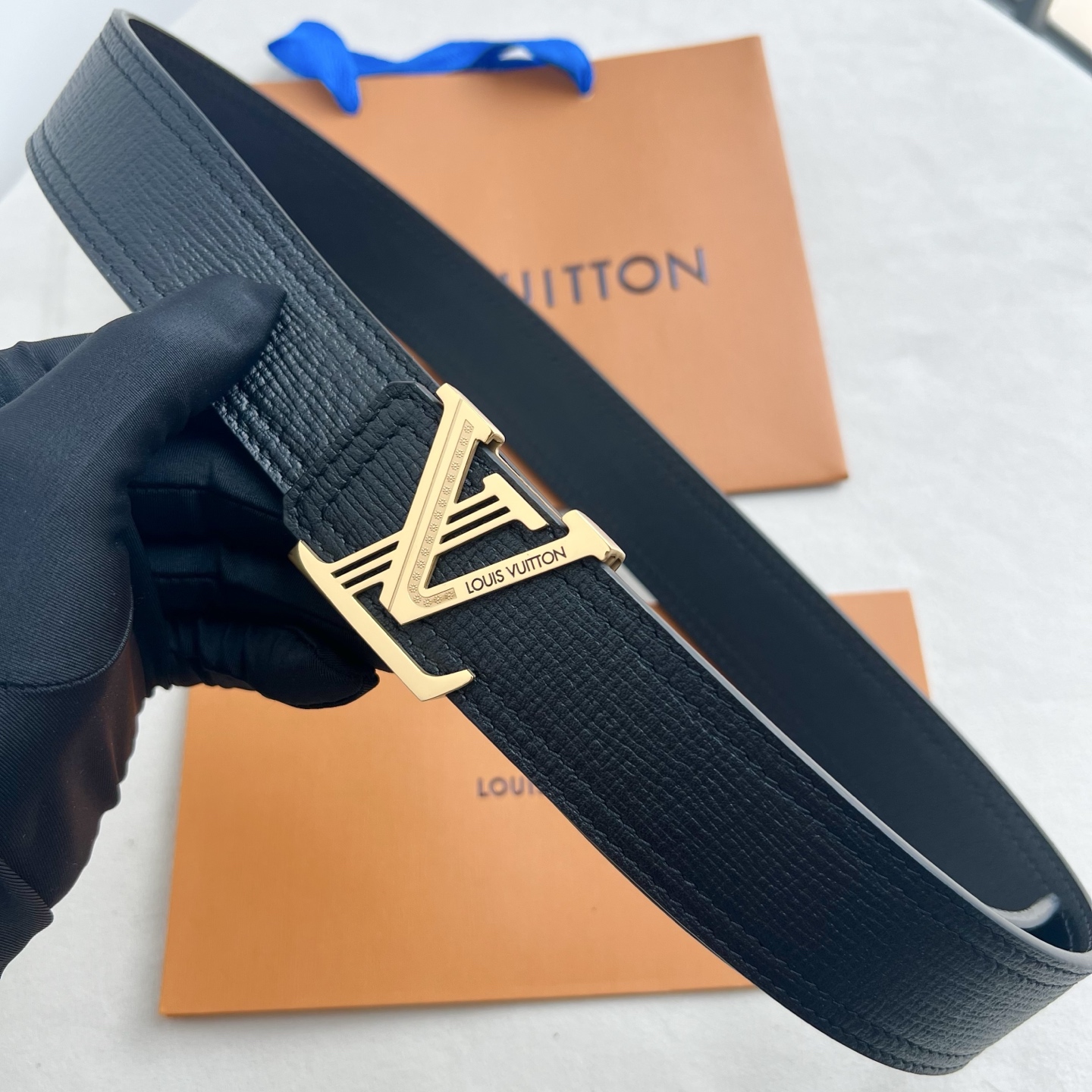 LV Dimension 4.0腰带将经典格调引入新颖尺幅设计。万变纹LV 字母、与纤秀 LV 字母搭扣相映成趣,令品牌 LV Dimension 4.0腰带将经典格调引入新颖尺幅设计。万变纹LV 字母、与纤秀 LV 字母搭扣相映成趣,令品牌