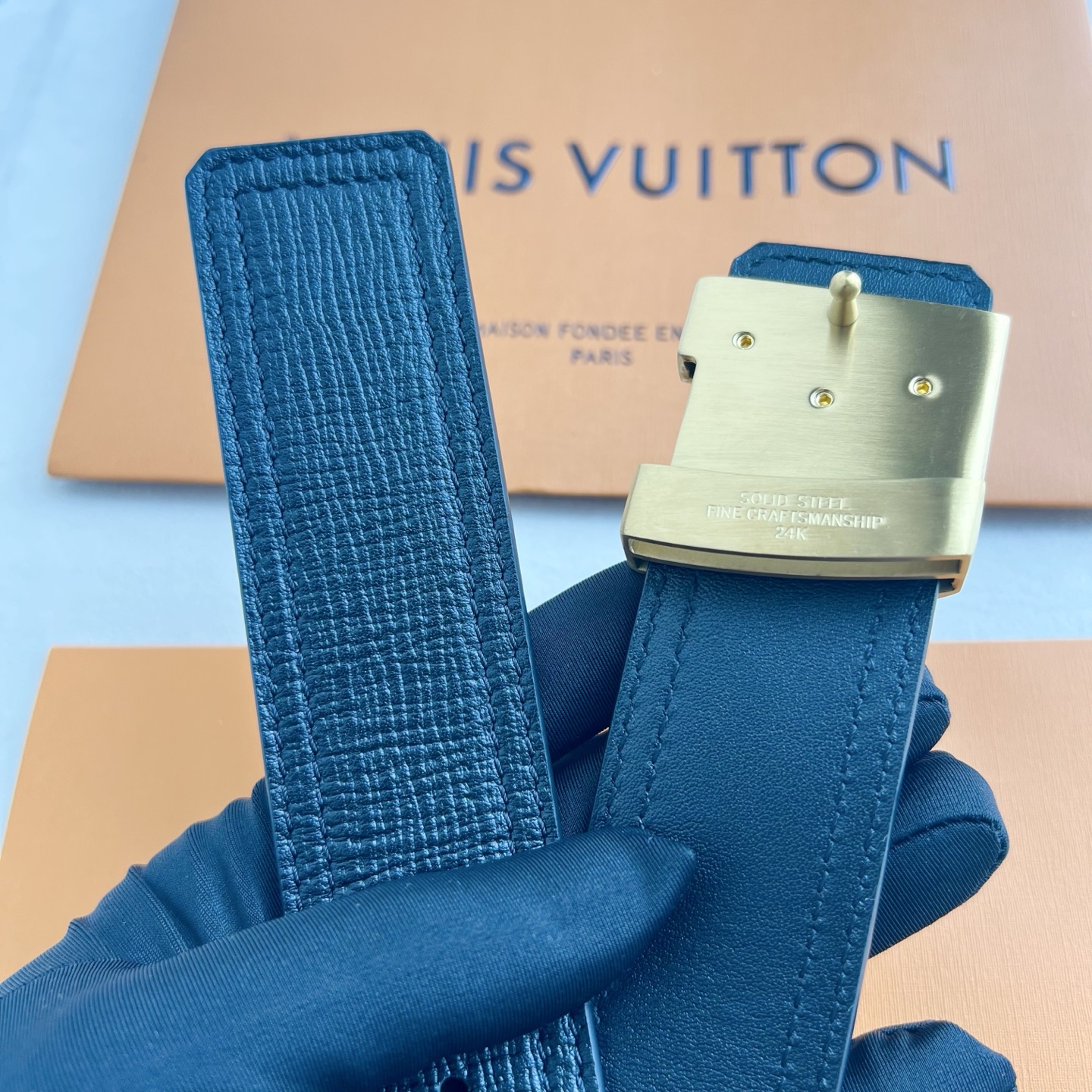 LV Dimension 4.0腰带将经典格调引入新颖尺幅设计。万变纹LV 字母、与纤秀 LV 字母搭扣相映成趣，令品牌