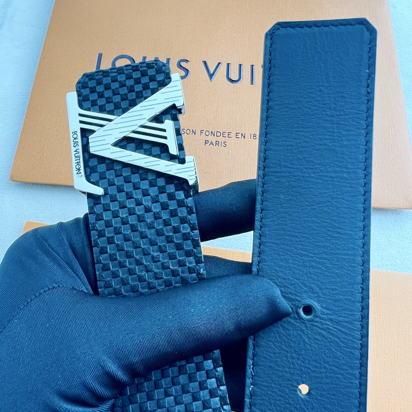 LV Dimension 4.0腰带将经典格调引入新颖尺幅设计。小米格纹LV 字母、与纤秀 LV 字母搭扣相映成趣，令品