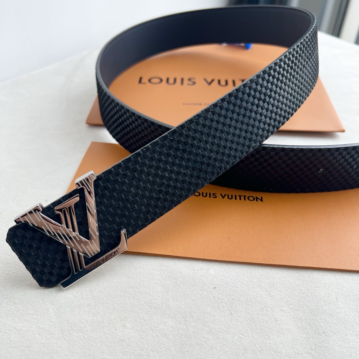 LV Dimension 4.0腰带将经典格调引入新颖尺幅设计。小米格纹LV 字母、与纤秀 LV 字母搭扣相映成趣，令品