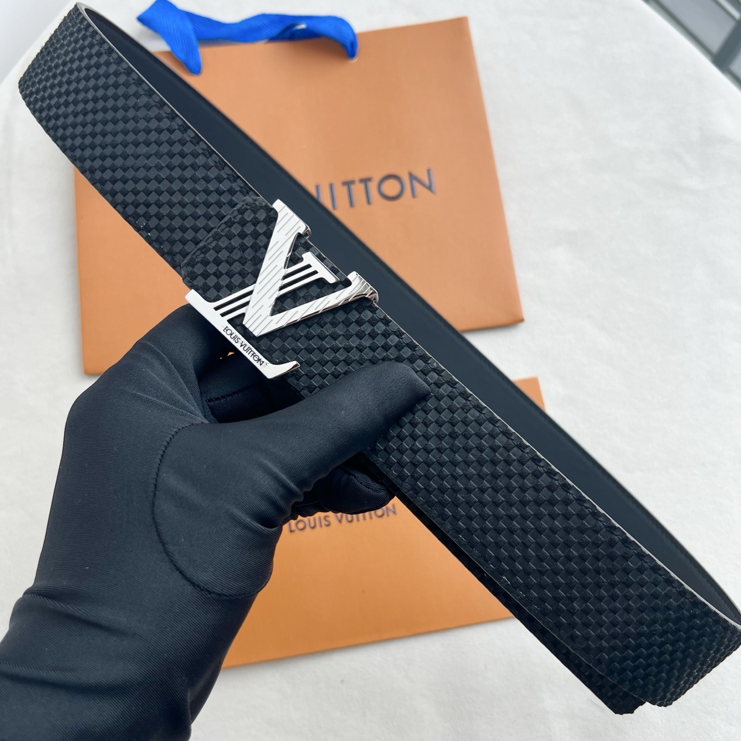 LV Dimension 4.0腰带将经典格调引入新颖尺幅设计。小米格纹LV 字母、与纤秀 LV 字母搭扣相映成趣,令品 LV Dimension 4.0腰带将经典格调引入新颖尺幅设计。小米格纹LV 字母、与纤秀 LV 字母搭扣相映成趣,令品