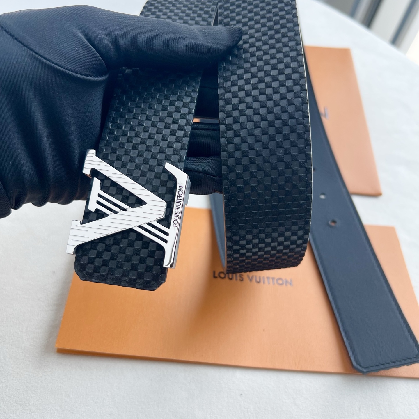 LV Dimension 4.0腰带将经典格调引入新颖尺幅设计。小米格纹LV 字母、与纤秀 LV 字母搭扣相映成趣，令品