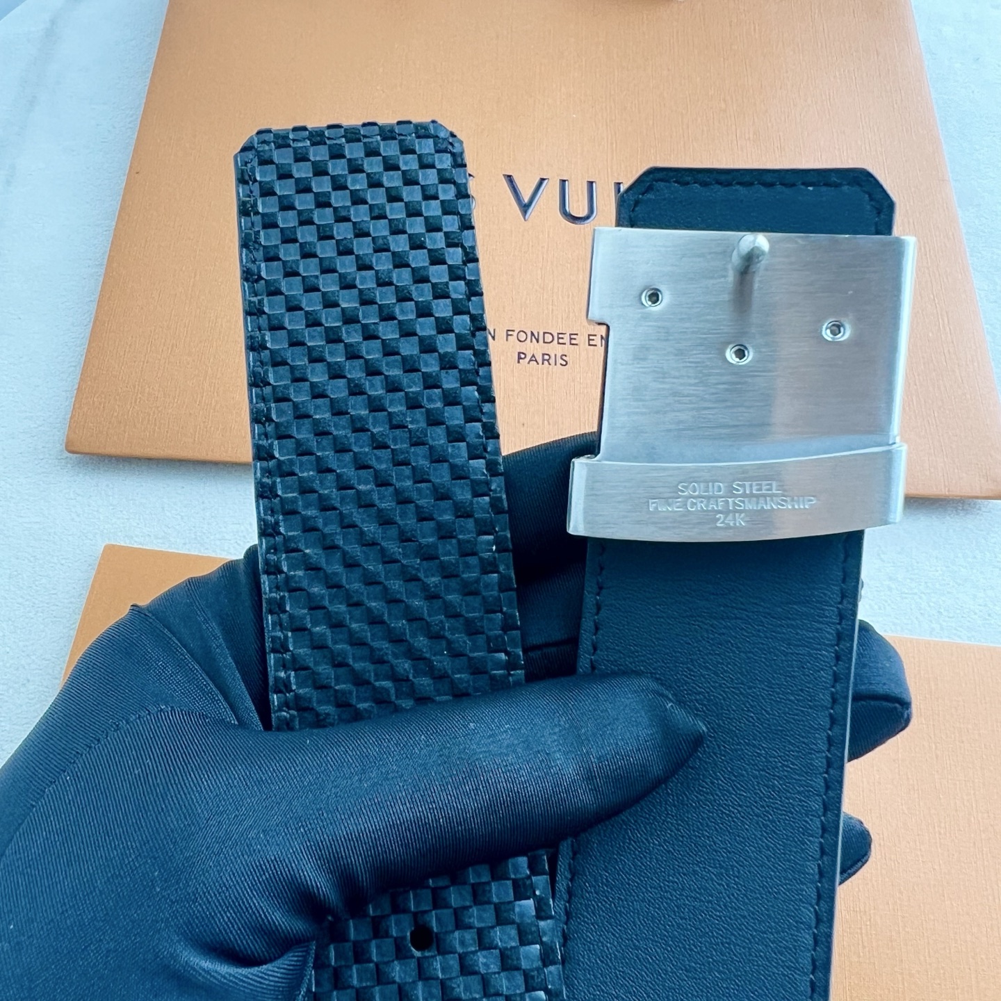 LV Dimension 4.0腰带将经典格调引入新颖尺幅设计。小米格纹LV 字母、与纤秀 LV 字母搭扣相映成趣，令品