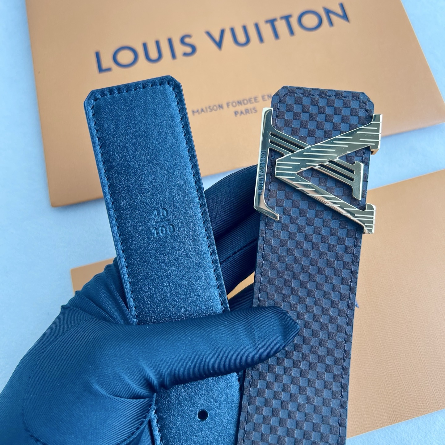 LV Dimension 4.0腰带将经典格调引入新颖尺幅设计。小米格纹LV 字母、与纤秀 LV 字母搭扣相映成趣，令品