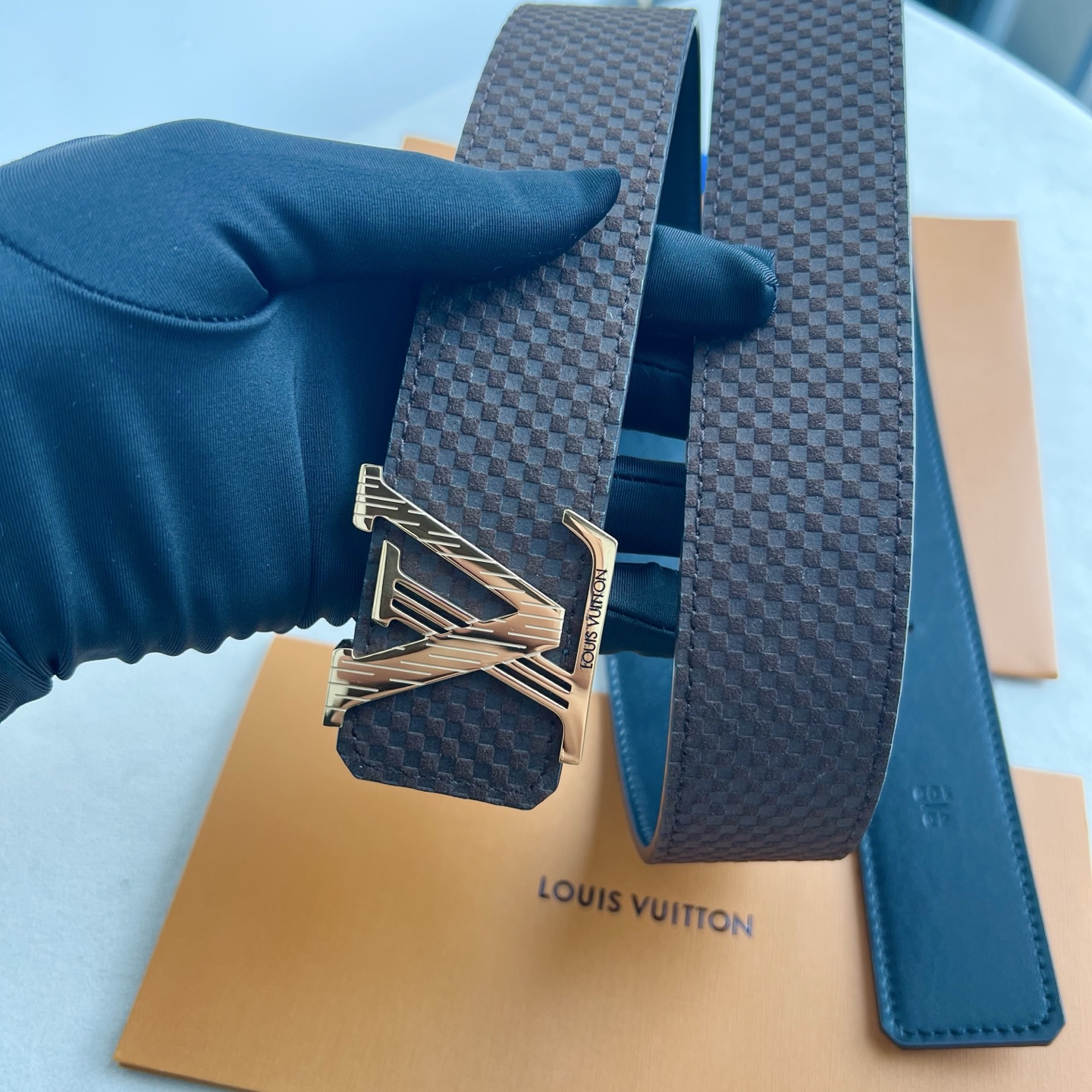 LV Dimension 4.0腰带将经典格调引入新颖尺幅设计。小米格纹LV 字母、与纤秀 LV 字母搭扣相映成趣，令品