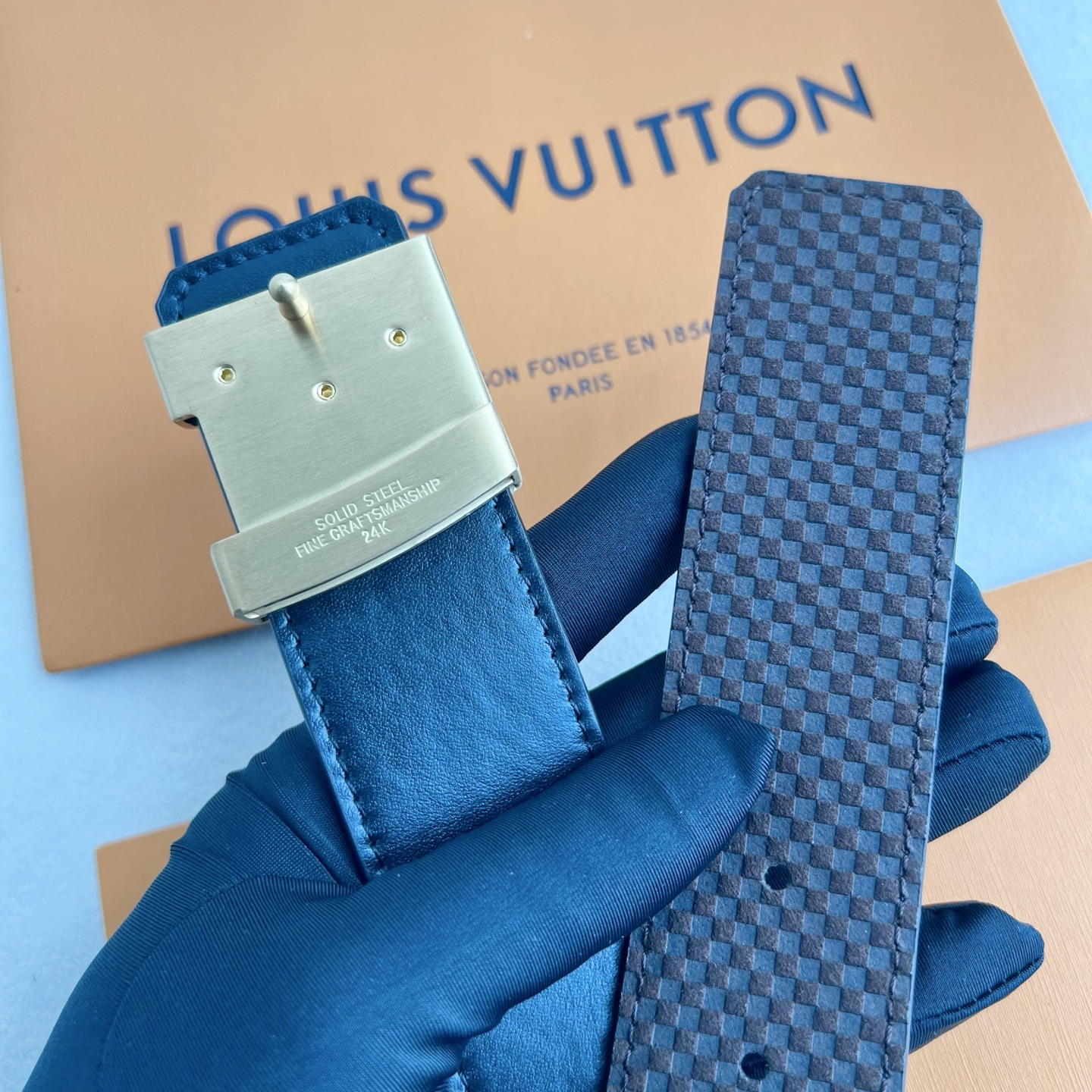 LV Dimension 4.0腰带将经典格调引入新颖尺幅设计。小米格纹LV 字母、与纤秀 LV 字母搭扣相映成趣，令品