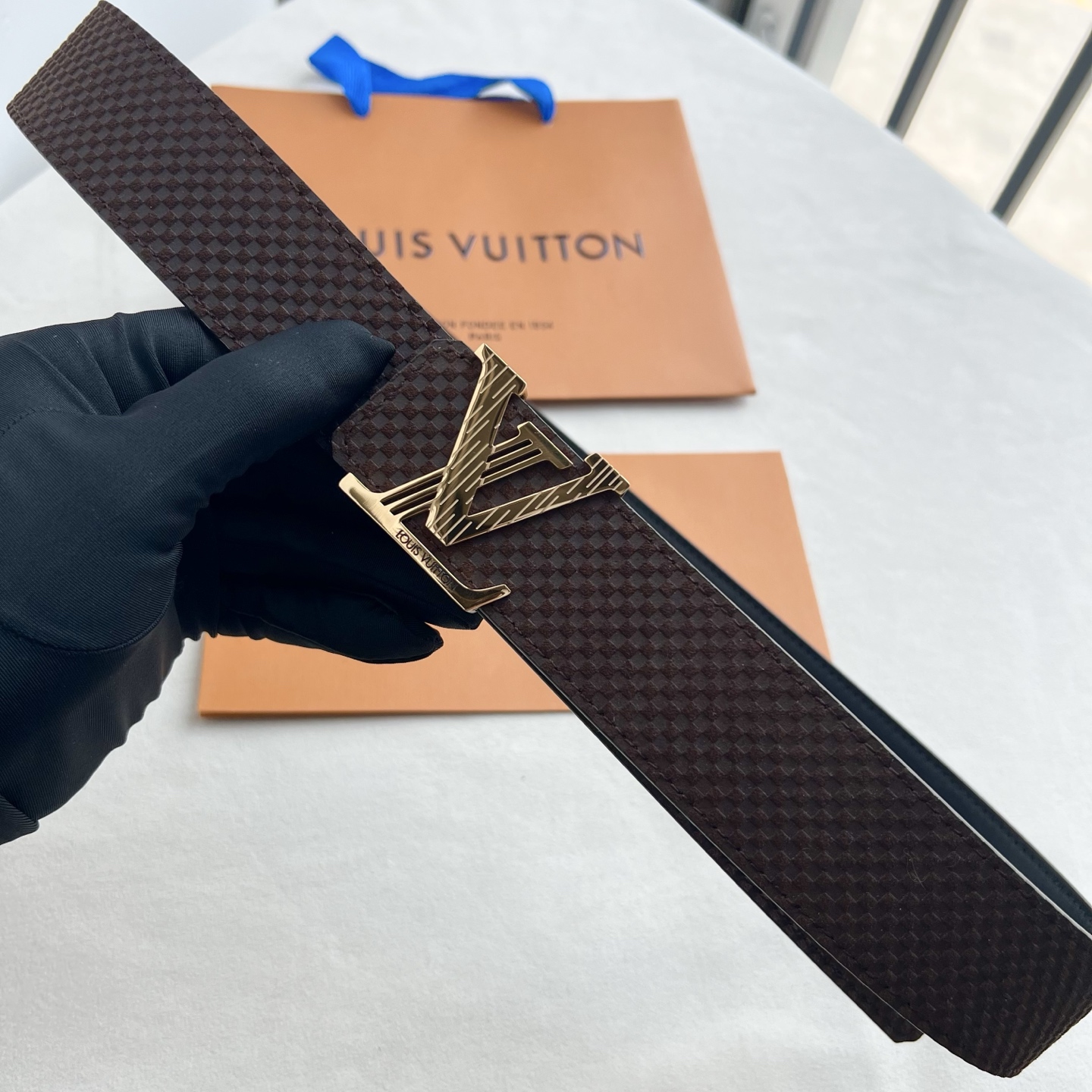 LV Dimension 4.0腰带将经典格调引入新颖尺幅设计。小米格纹LV 字母、与纤秀 LV 字母搭扣相映成趣,令品 LV Dimension 4.0腰带将经典格调引入新颖尺幅设计。小米格纹LV 字母、与纤秀 LV 字母搭扣相映成趣,令品
