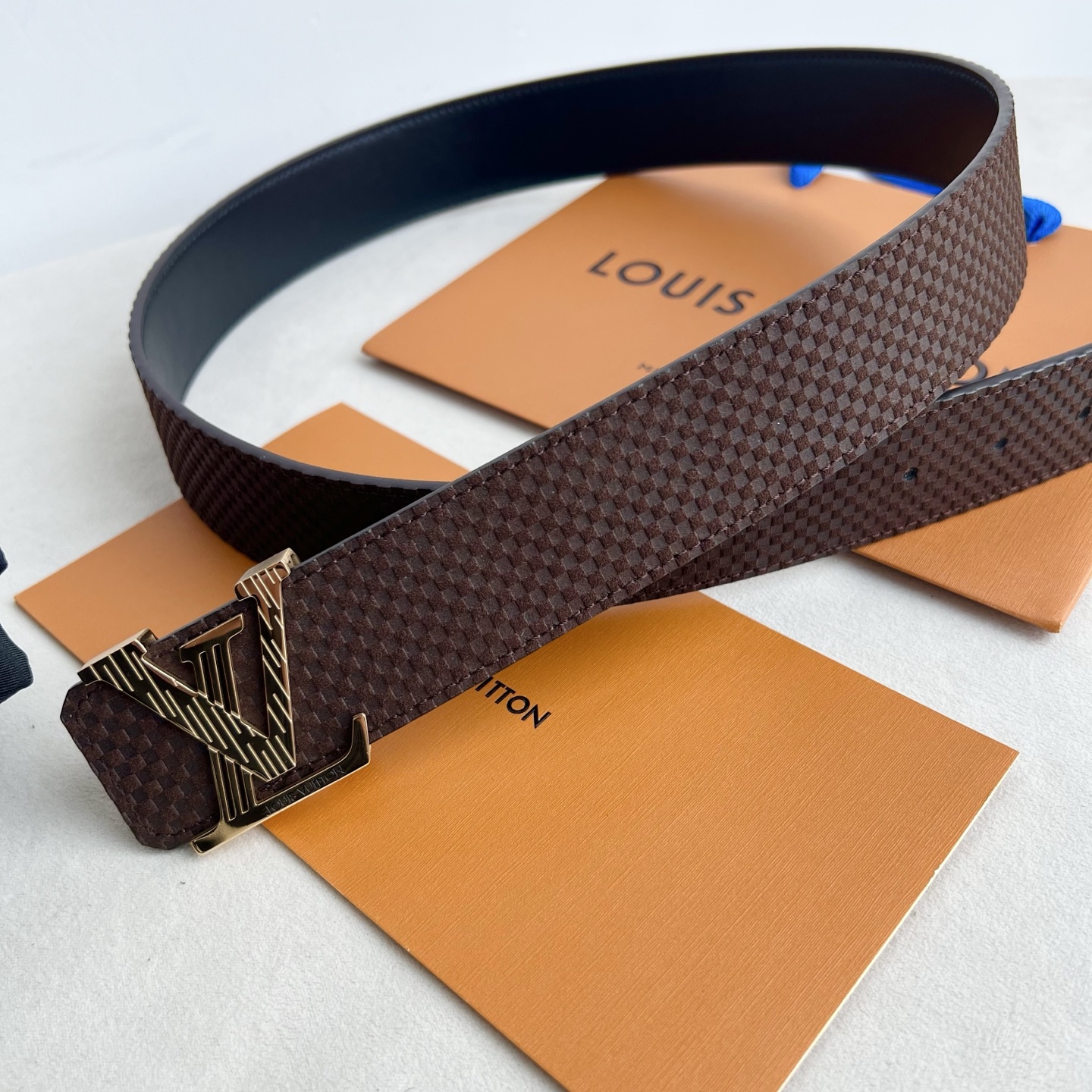 LV Dimension 4.0腰带将经典格调引入新颖尺幅设计。小米格纹LV 字母、与纤秀 LV 字母搭扣相映成趣，令品