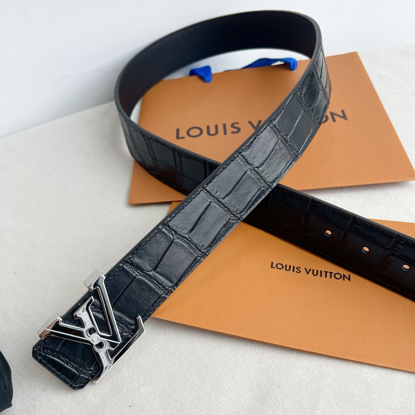 LV Dimension 4.0腰带将经典格调引入新颖尺幅设计。铁板鱿鱼纹LV 字母、与纤秀 LV 字母搭扣相映成趣，令