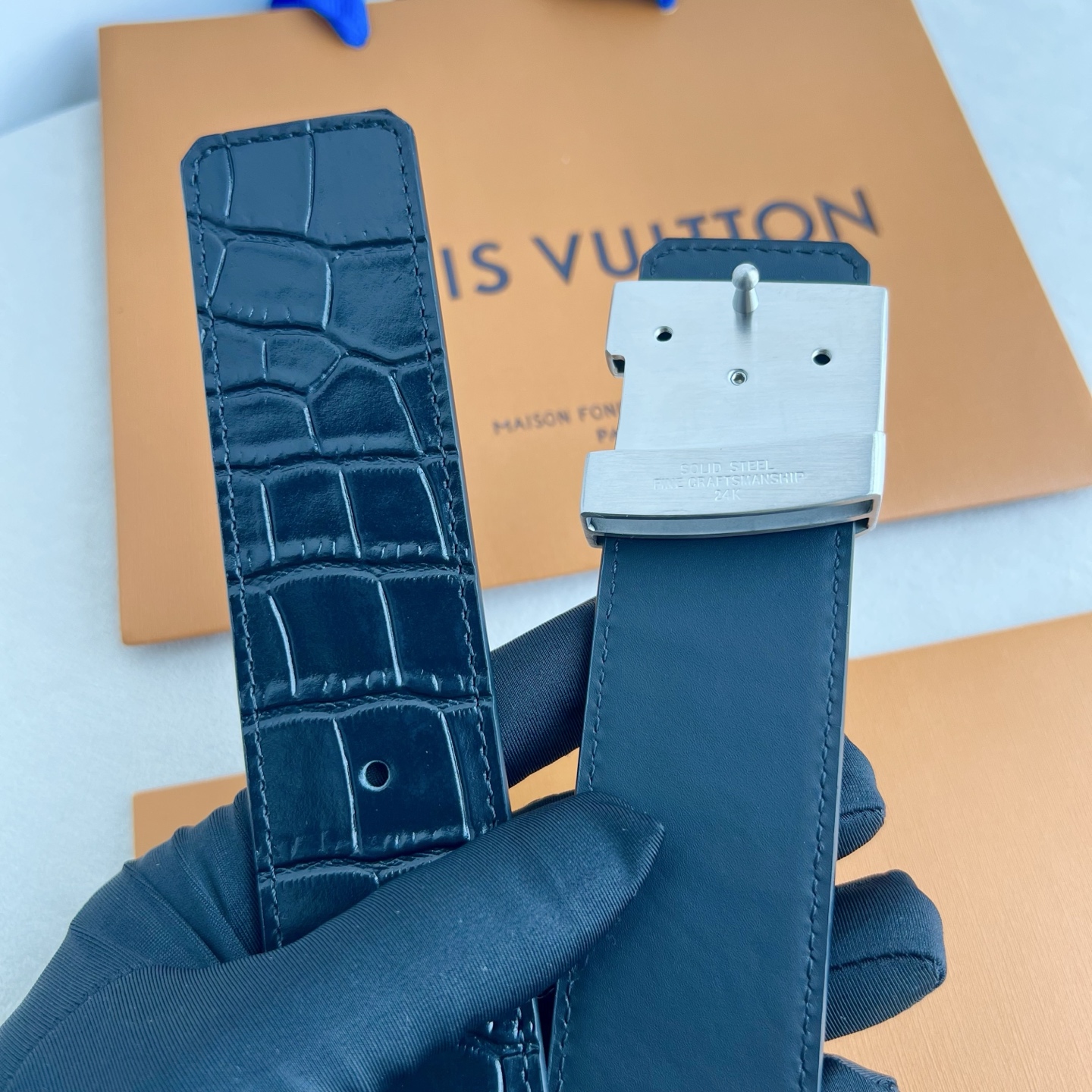 LV Dimension 4.0腰带将经典格调引入新颖尺幅设计。铁板鱿鱼纹LV 字母、与纤秀 LV 字母搭扣相映成趣，令