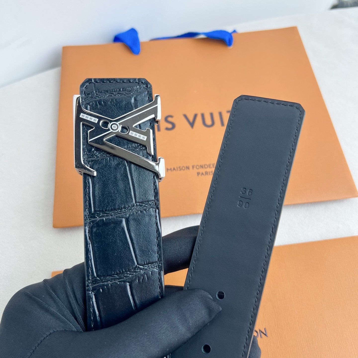 LV Dimension 4.0腰带将经典格调引入新颖尺幅设计。铁板鱿鱼纹LV 字母、与纤秀 LV 字母搭扣相映成趣，令