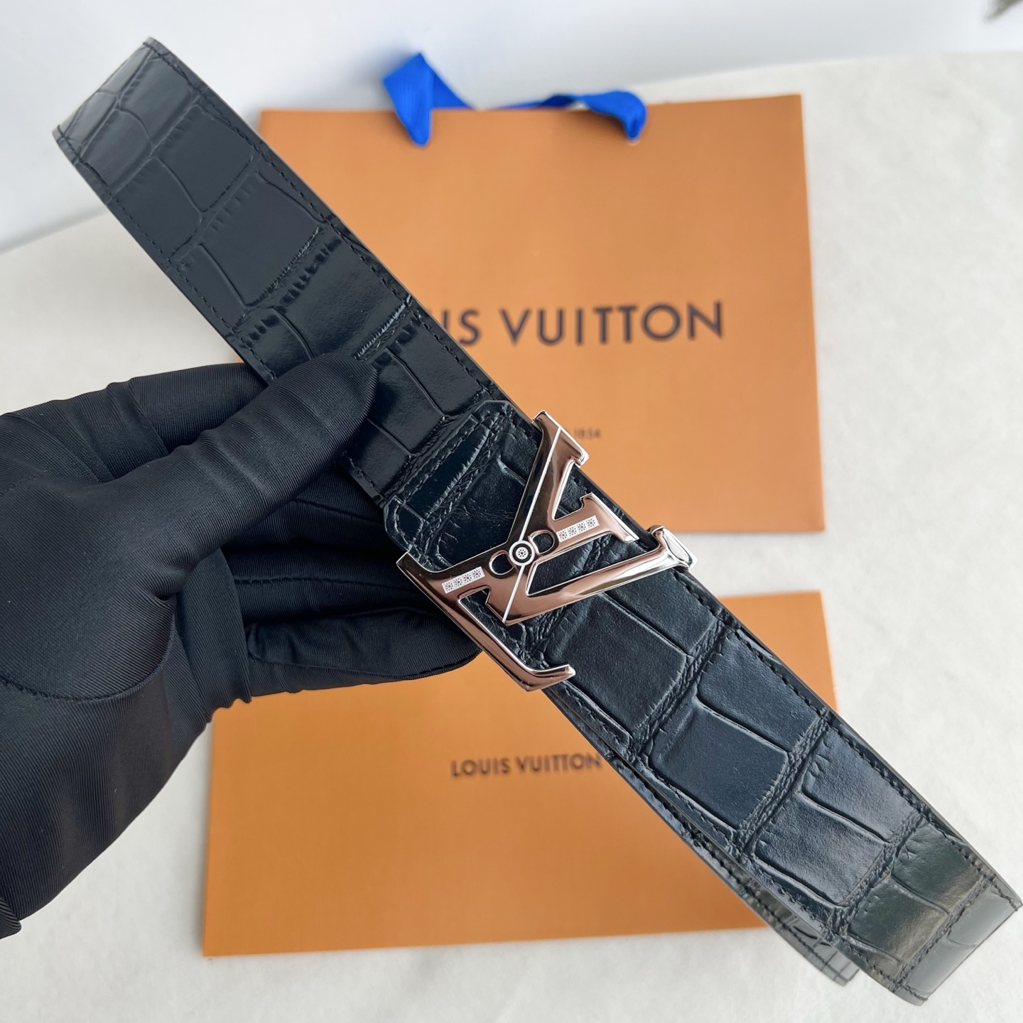 LV Dimension 4.0腰带将经典格调引入新颖尺幅设计。铁板鱿鱼纹LV 字母、与纤秀 LV 字母搭扣相映成趣,令 LV Dimension 4.0腰带将经典格调引入新颖尺幅设计。铁板鱿鱼纹LV 字母、与纤秀 LV 字母搭扣相映成趣,令