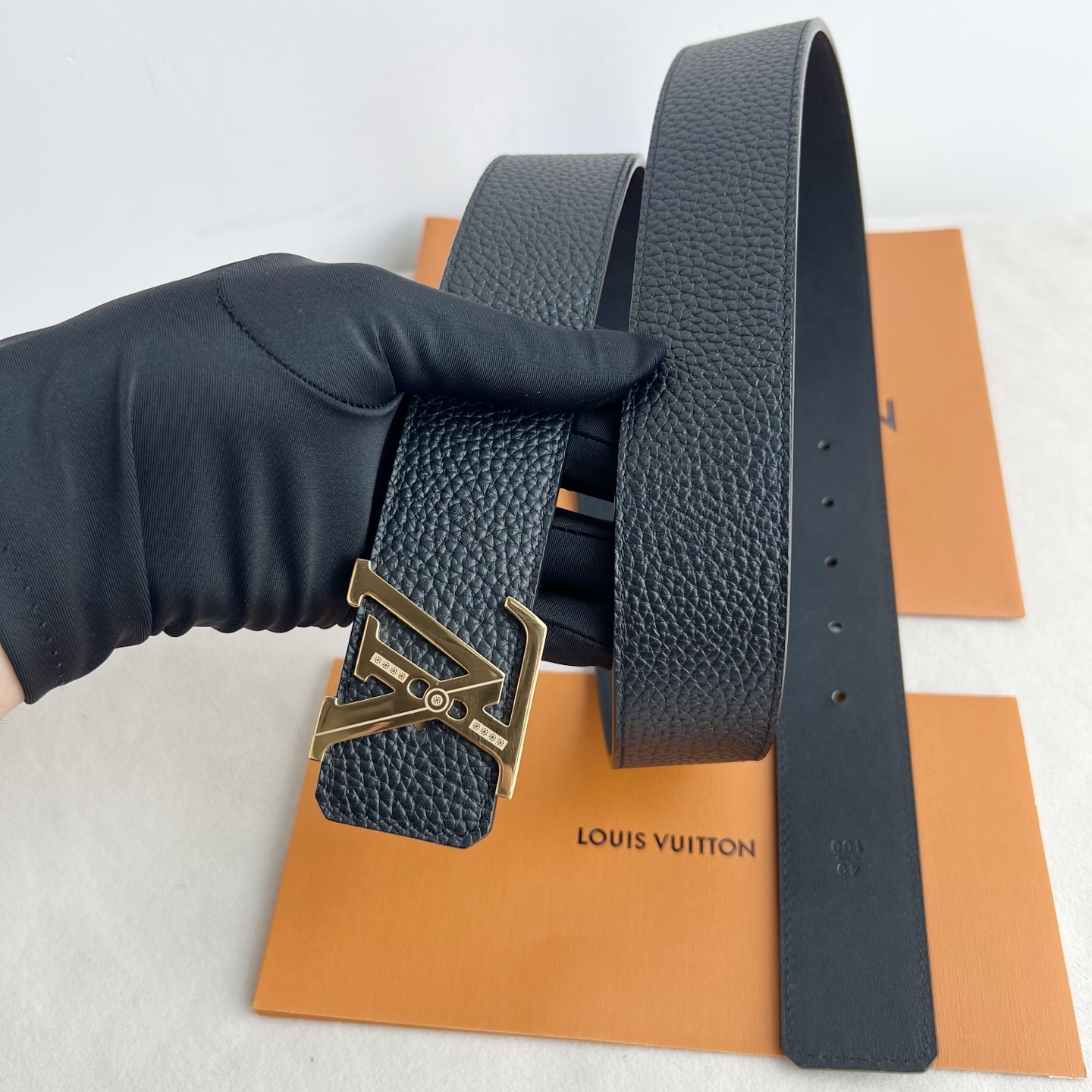 LV Dimension 4.0腰带将经典格调引入新颖尺幅设计。togo纹LV 字母、与纤秀 LV 字母搭扣相映成趣，令