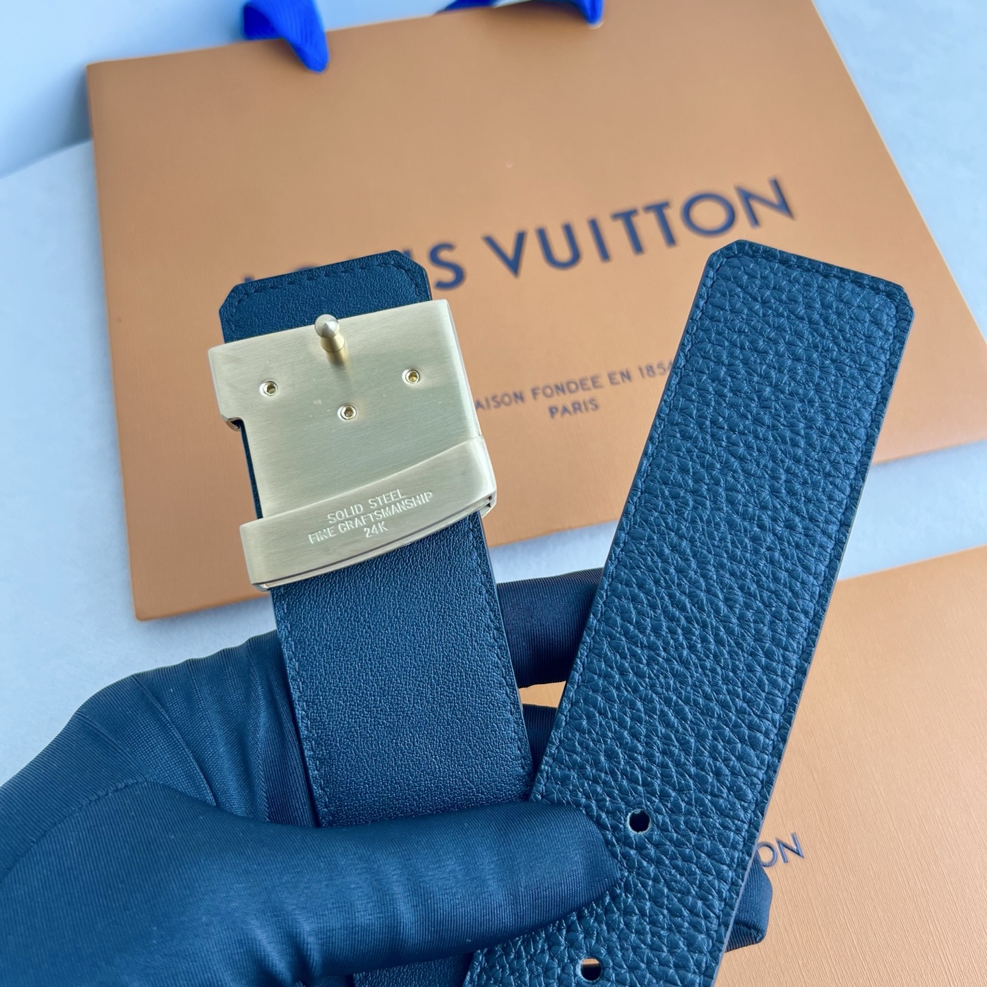 LV Dimension 4.0腰带将经典格调引入新颖尺幅设计。togo纹LV 字母、与纤秀 LV 字母搭扣相映成趣，令
