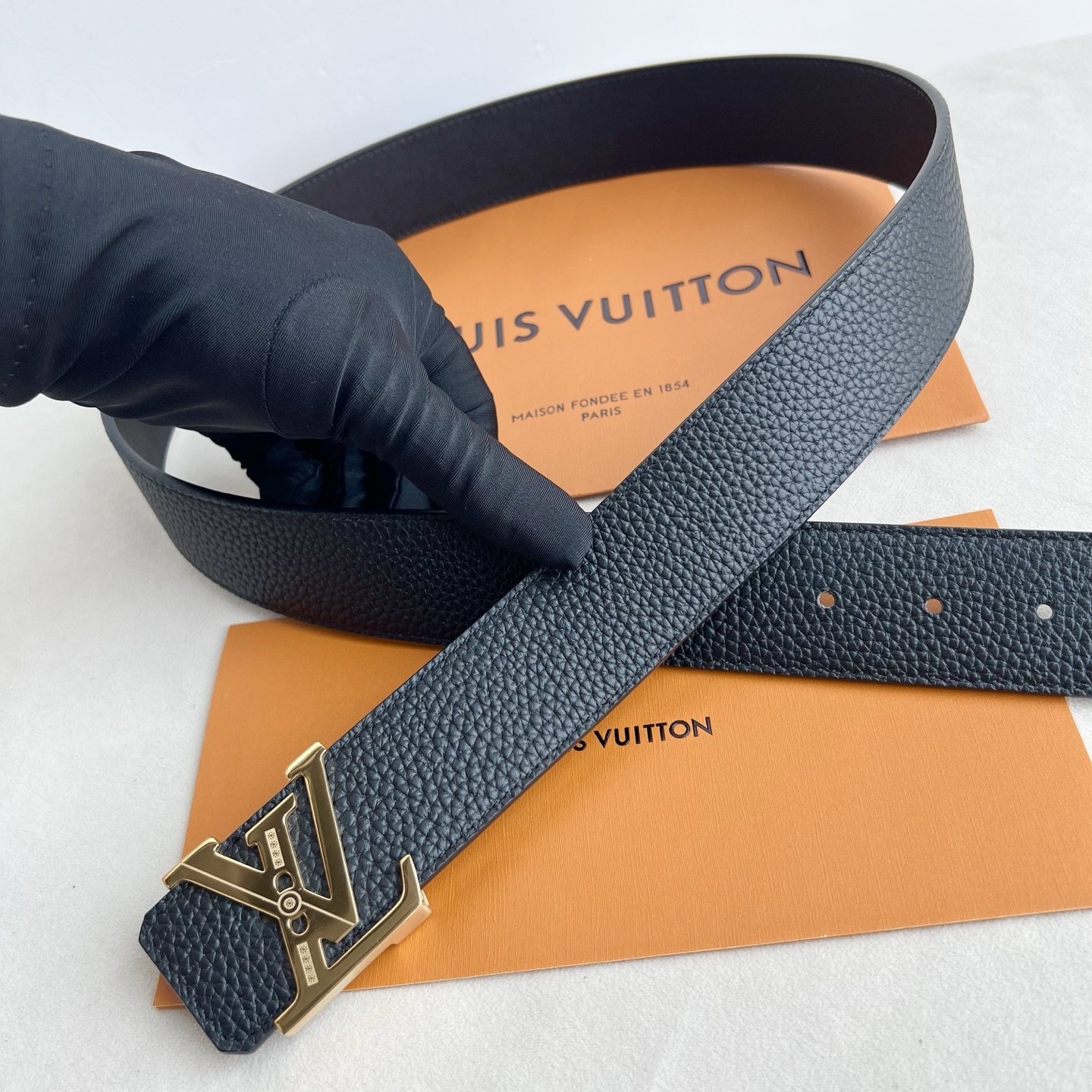 LV Dimension 4.0腰带将经典格调引入新颖尺幅设计。togo纹LV 字母、与纤秀 LV 字母搭扣相映成趣，令