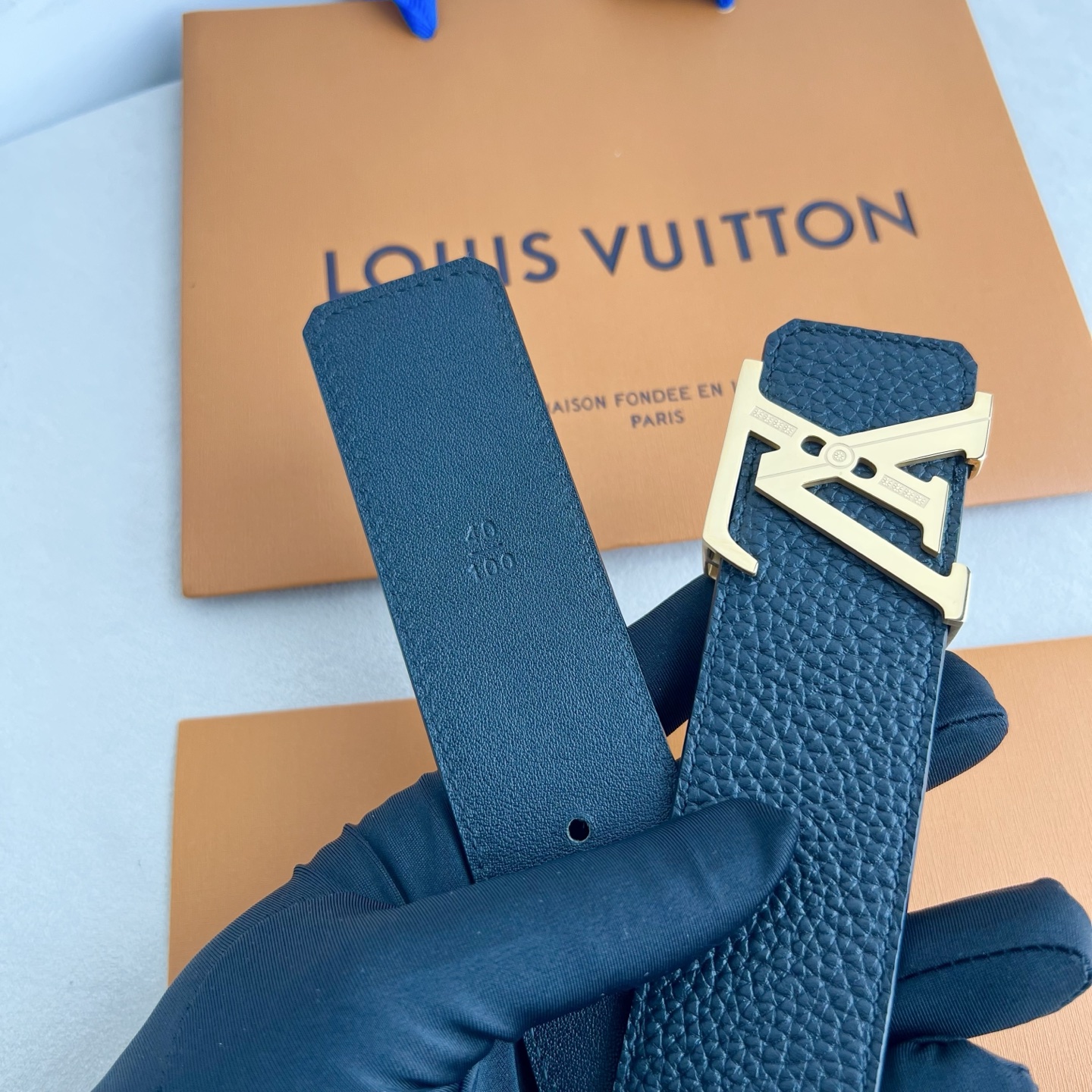 LV Dimension 4.0腰带将经典格调引入新颖尺幅设计。togo纹LV 字母、与纤秀 LV 字母搭扣相映成趣，令