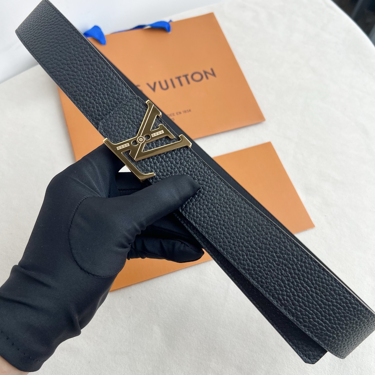 LV Dimension 4.0腰带将经典格调引入新颖尺幅设计。togo纹LV 字母、与纤秀 LV 字母搭扣相映成趣,令 LV Dimension 4.0腰带将经典格调引入新颖尺幅设计。togo纹LV 字母、与纤秀 LV 字母搭扣相映成趣,令