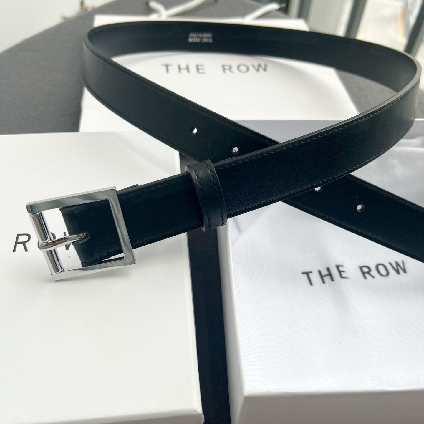 the row黑金黑银真皮腰带！穿搭配饰必备！简约不简单，慵懒大气！不管日常穿搭，还是工作配套，都很适合！3cm